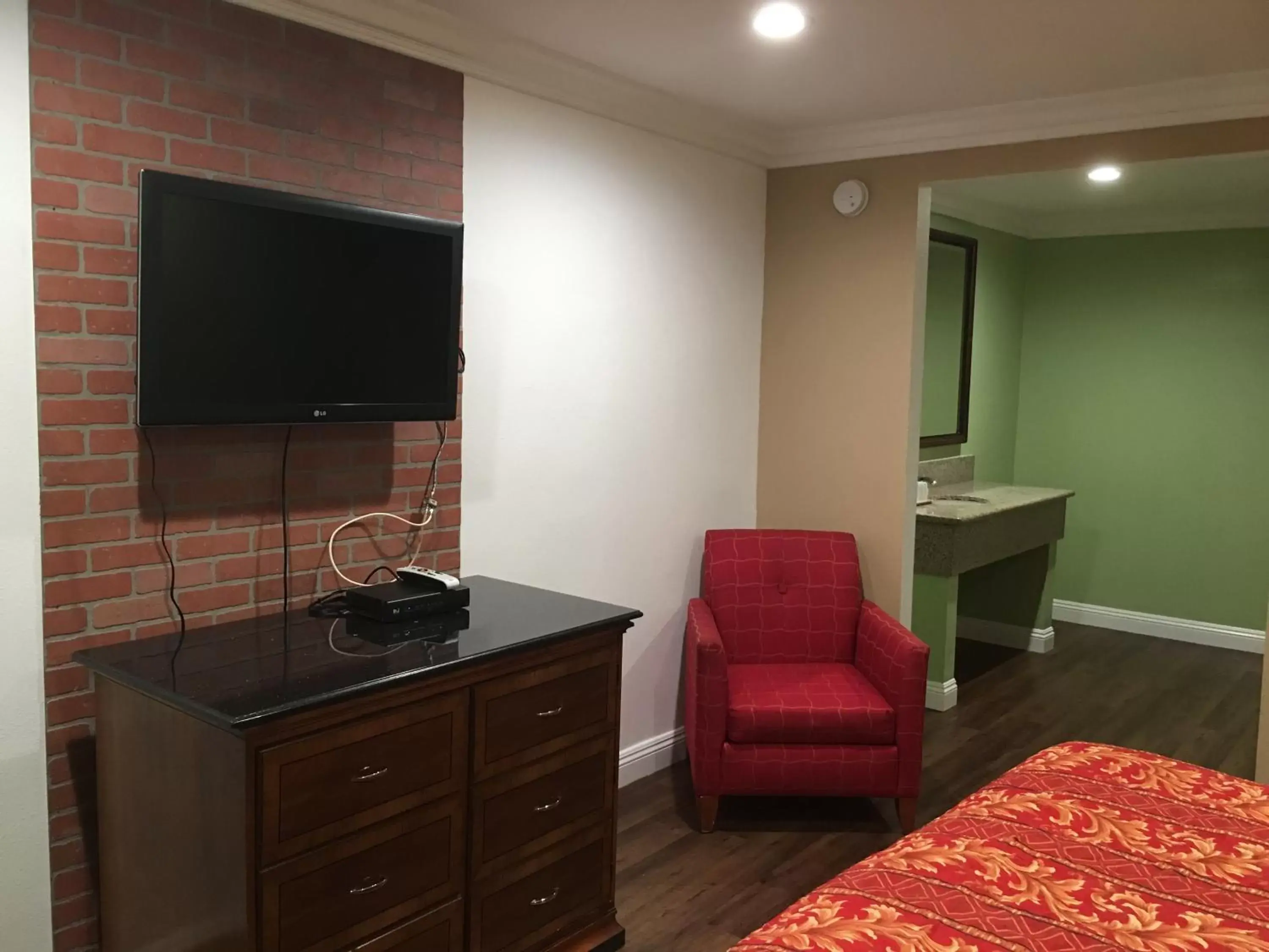 Seating area, TV/Entertainment Center in American Inn & Suites LAX Airport