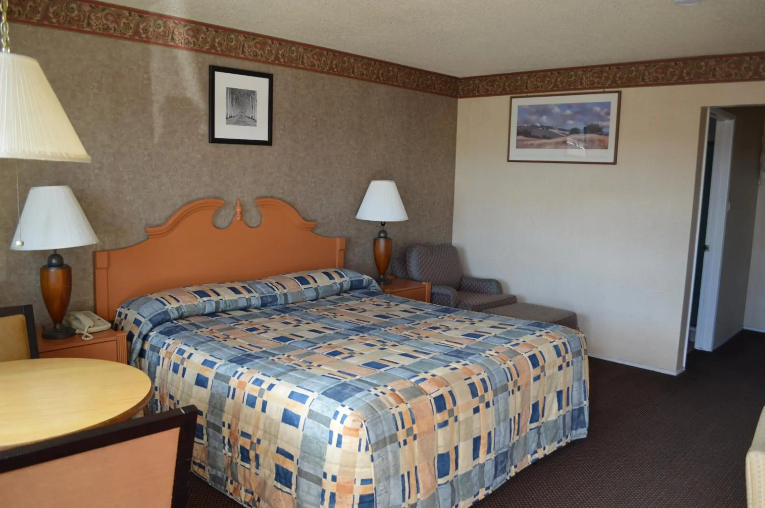 Bedroom, Bed in Gateway Inn Fairfield