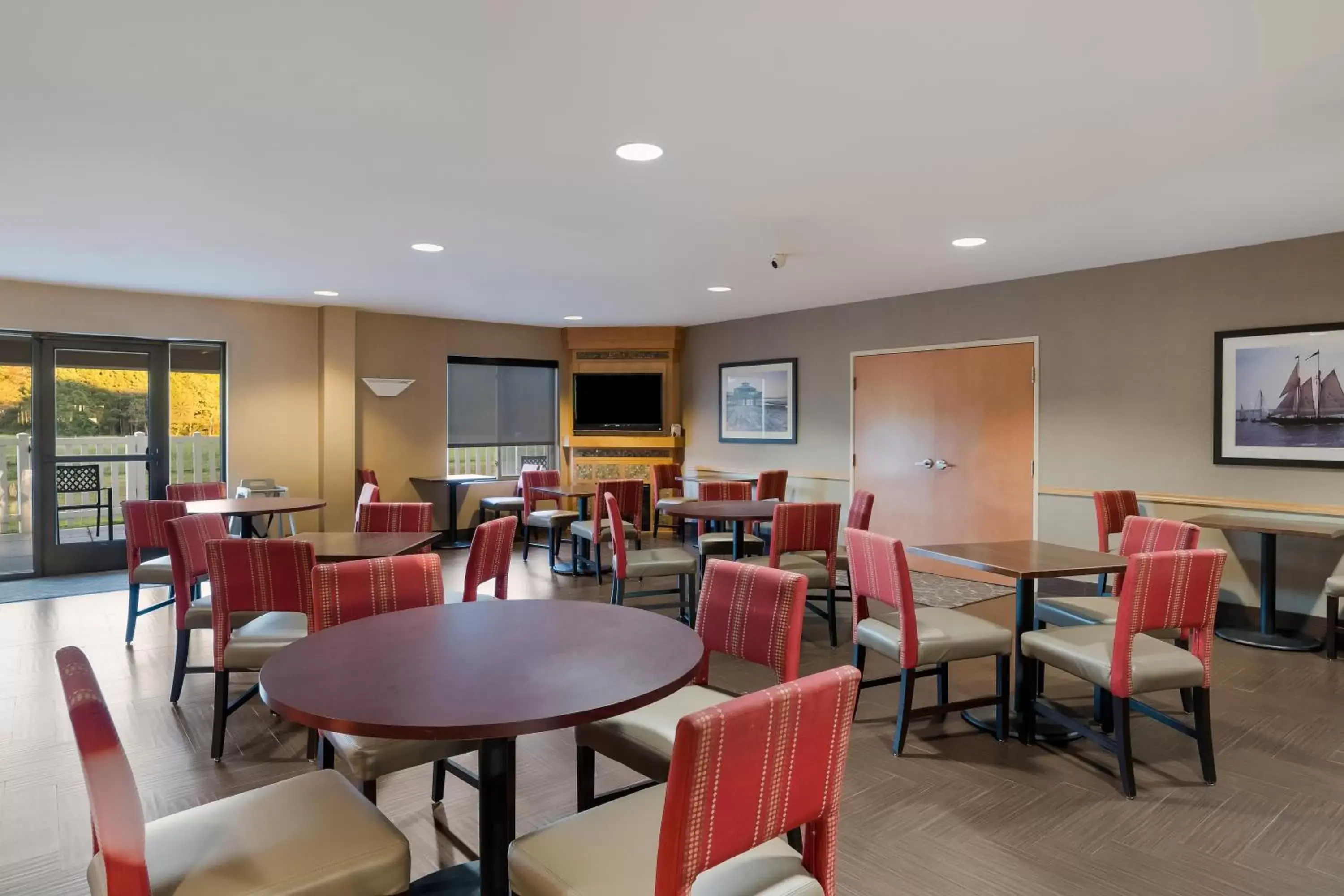 Breakfast, Restaurant/Places to Eat in Comfort Suites Suffolk – Chesapeake