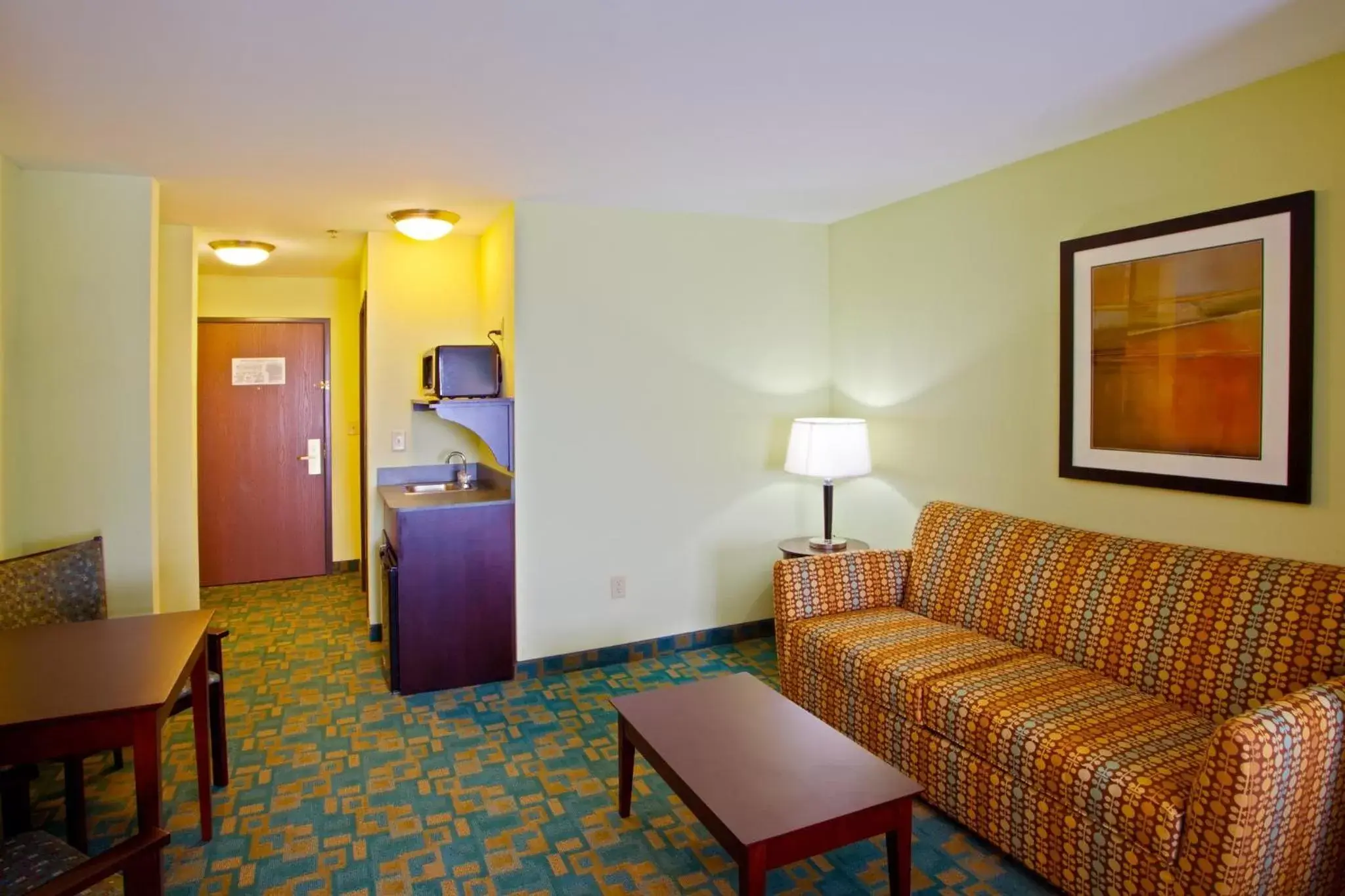 Bedroom, Seating Area in Holiday Inn Express Hotel & Suites Thornburg-S. Fredericksburg, an IHG Hotel