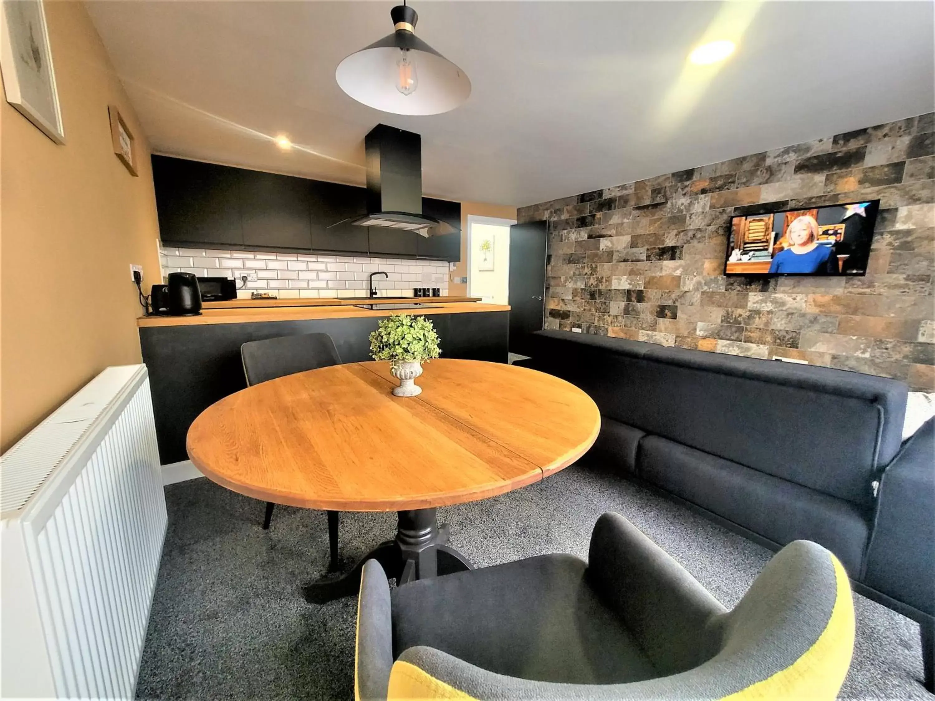 Lounge/Bar in New County Hotel & Serviced Apartments by RoomsBooked