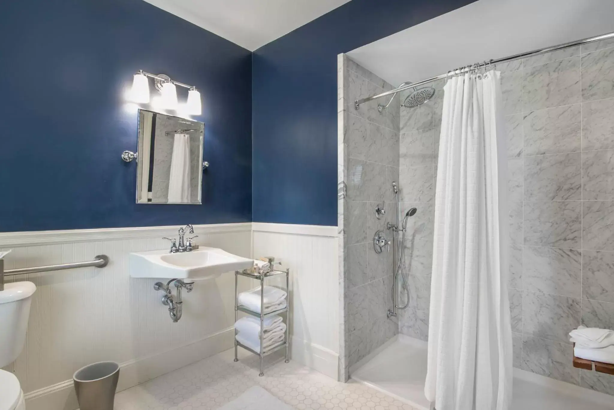 Bathroom in Omni Bretton Arms Inn at Mount Washington Resort