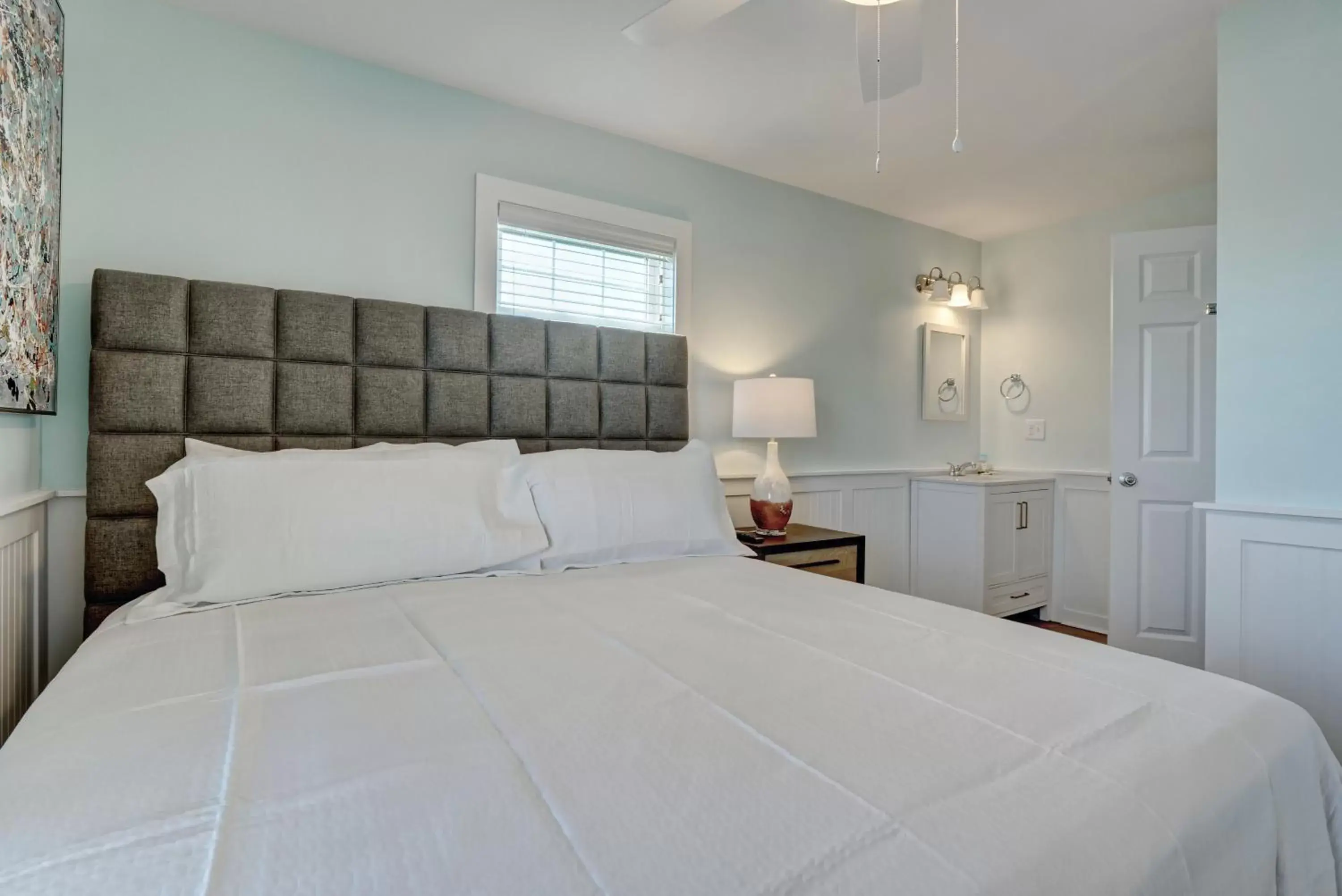 Property building, Bed in Loggerhead Inn and Suites by Carolina Retreats