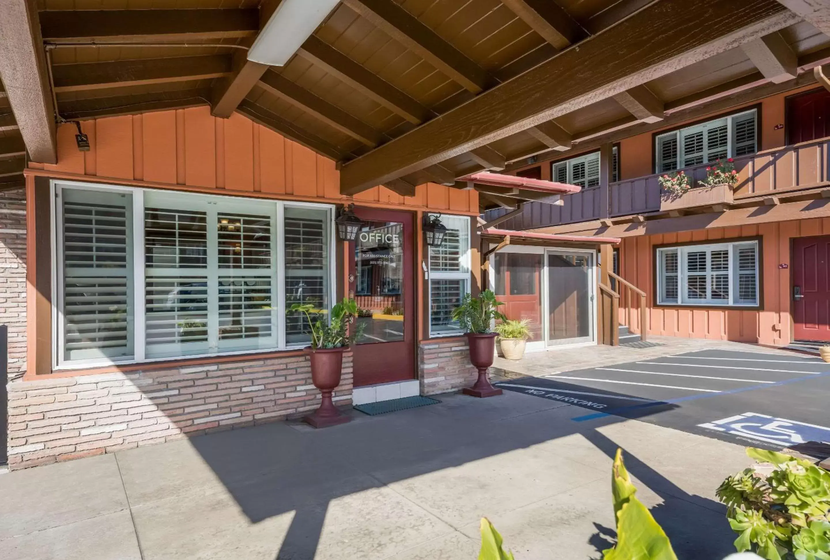Property building in Clarion Collection Wilkie's Inn Pacific Grove - Monterey