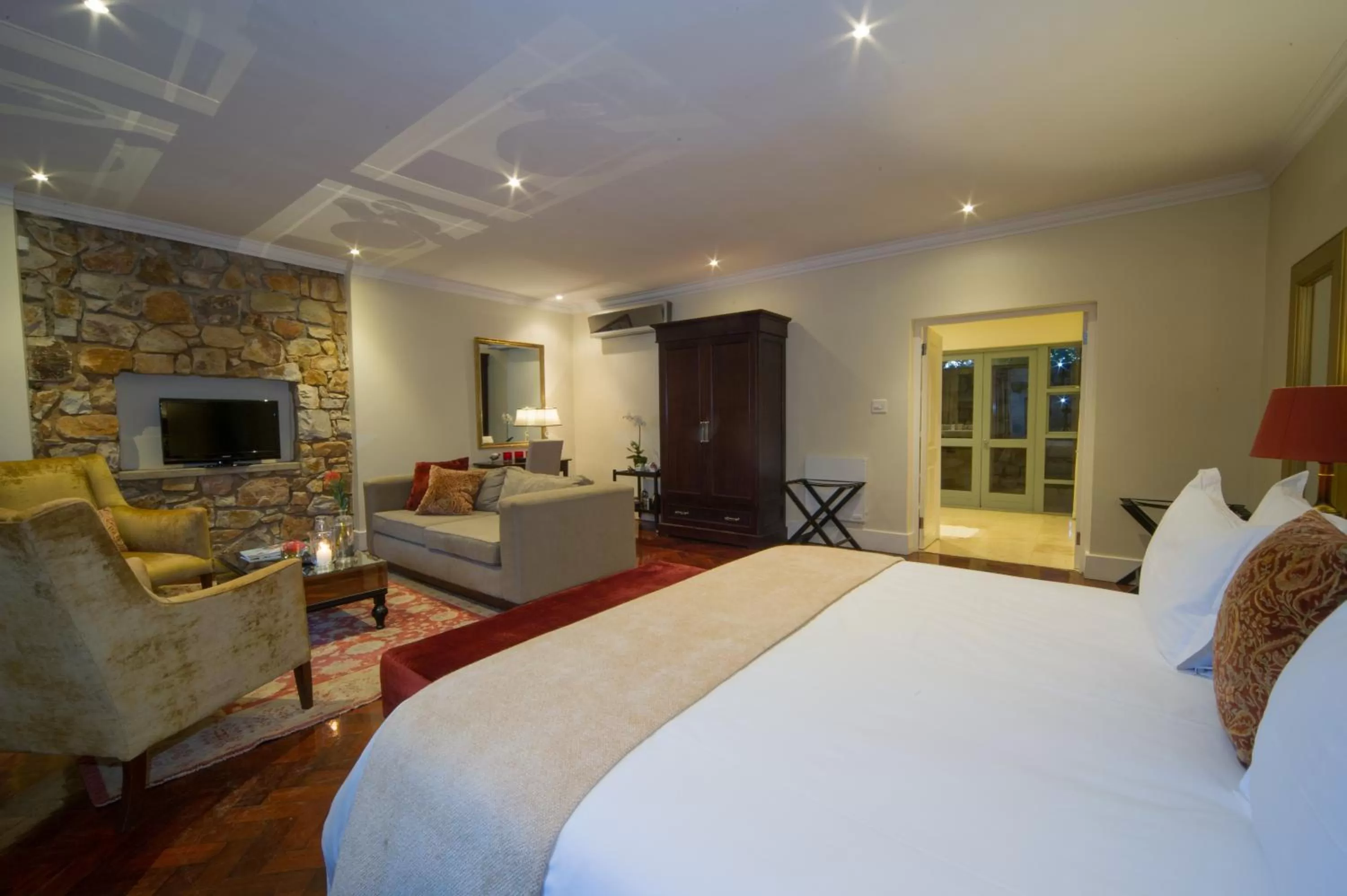 Photo of the whole room, Bed in The Parkwood