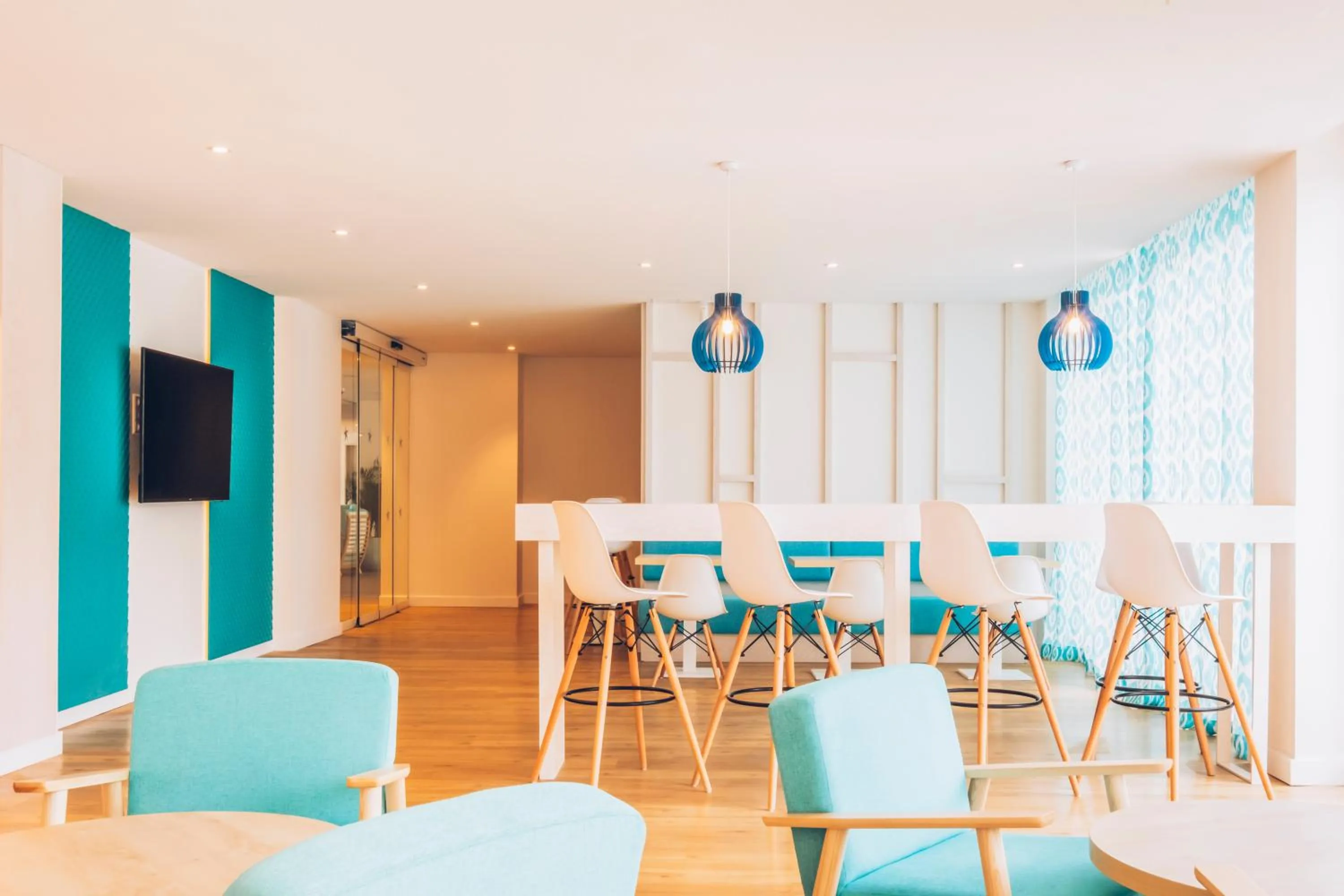 Lounge or bar in Iberostar Waves Alcudia Park