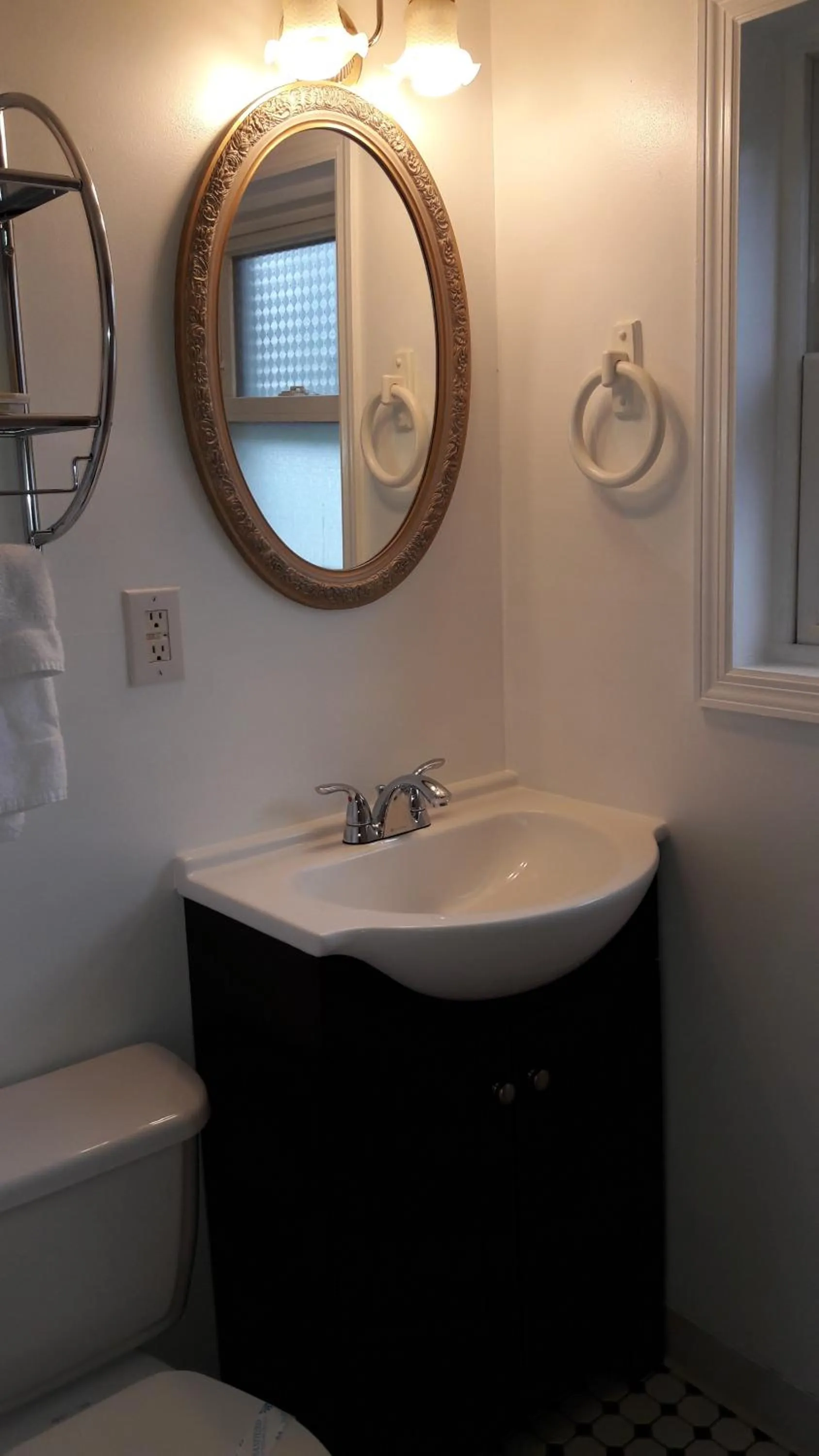 Bathroom in Pinebrook Motel