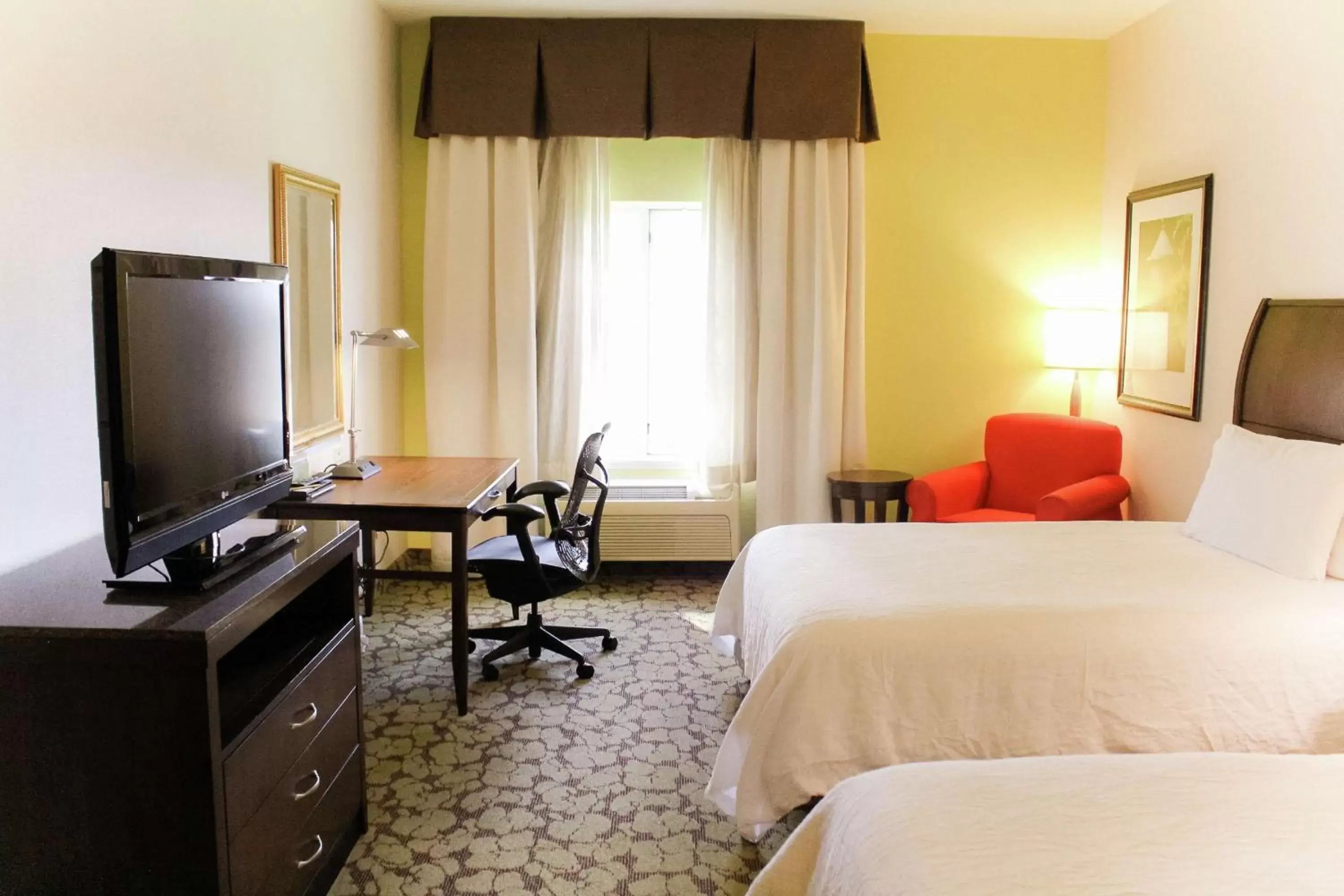 Bedroom, TV/Entertainment Center in Hilton Garden Inn Redding