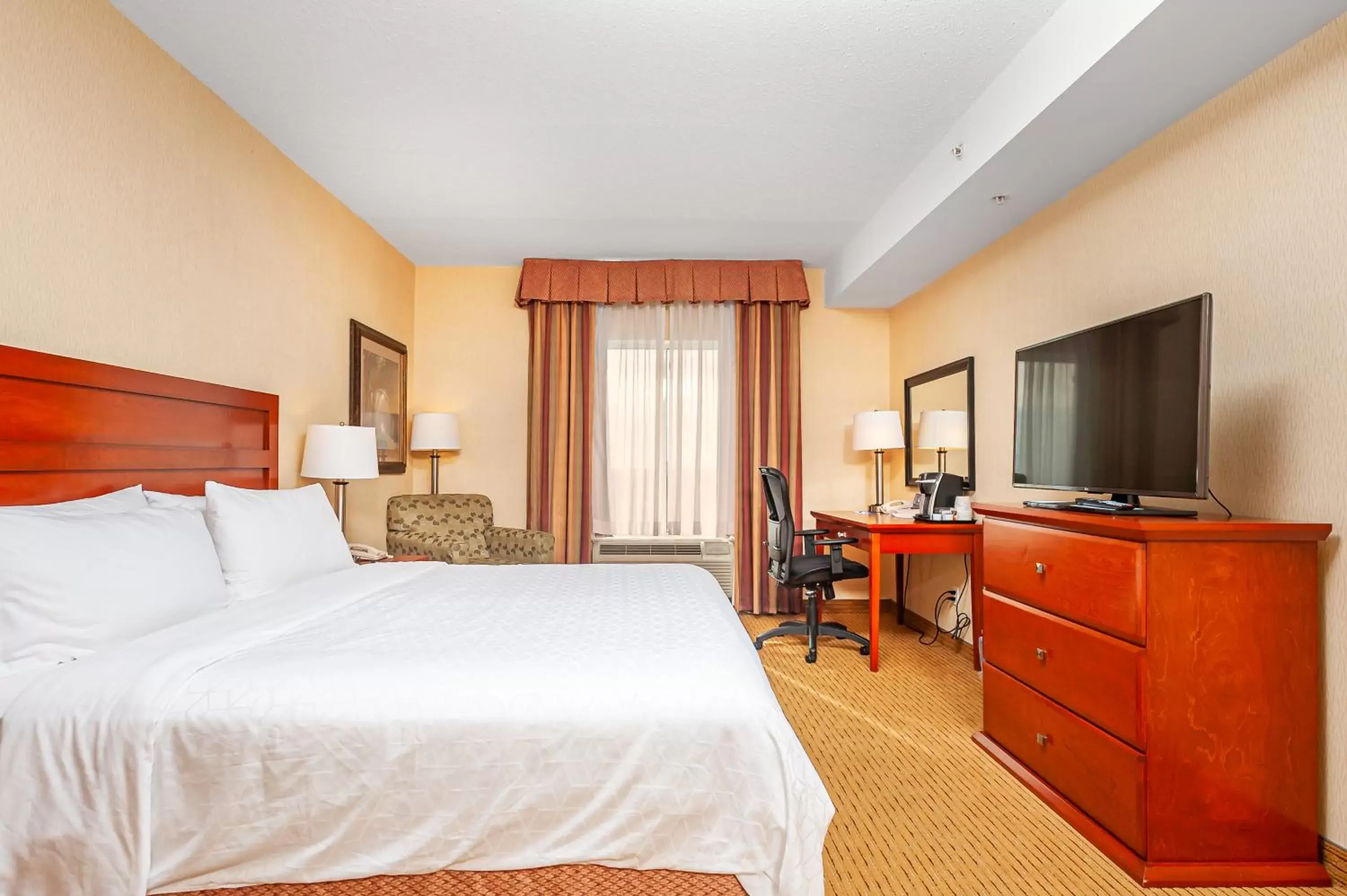 Bedroom, Bed in Holiday Inn Express Hotel & Suites Clarington - Bowmanville by IHG Bedroom, Bed in Holiday Inn Express Hotel & Suites Clarington - Bowmanville by IHG