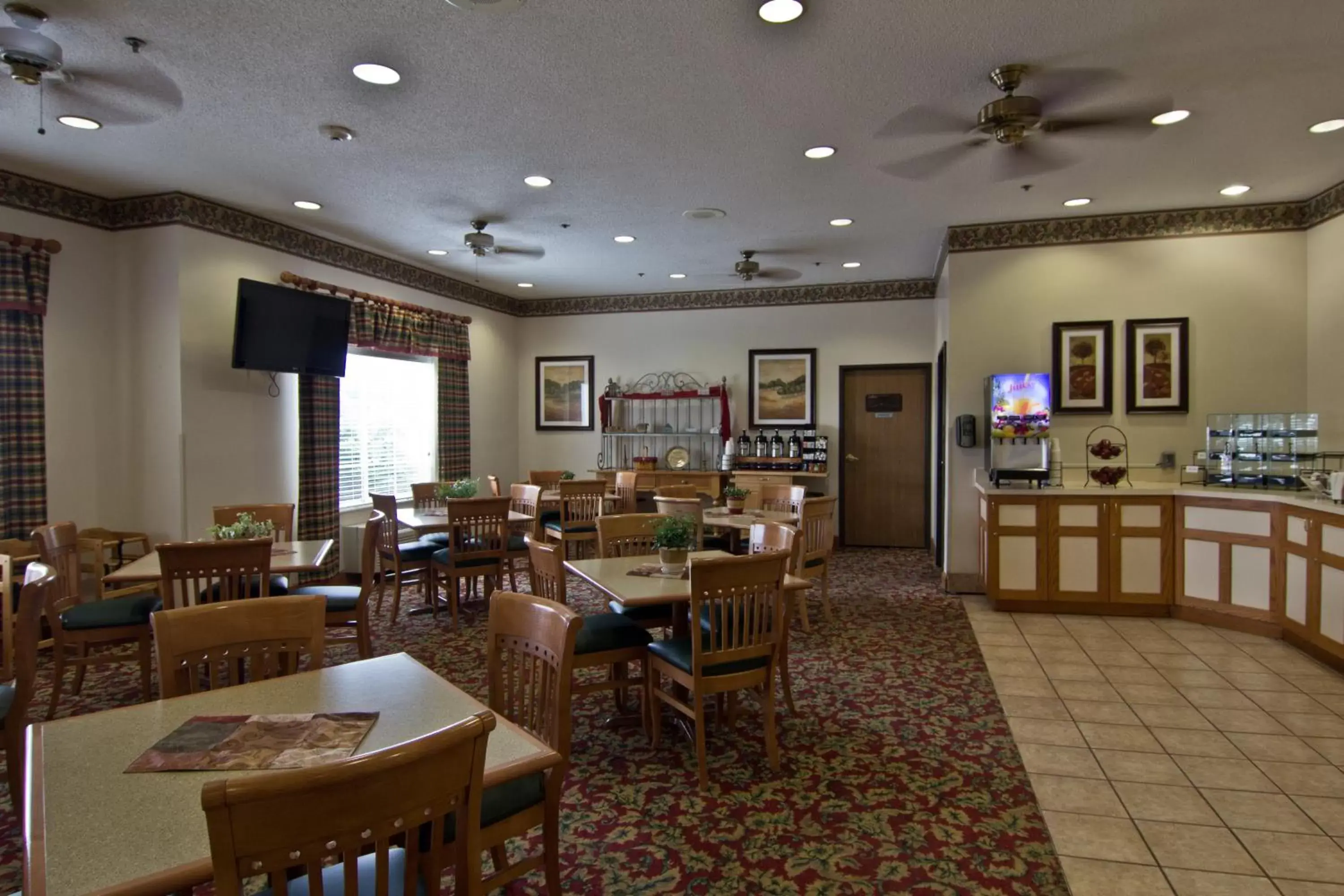Lobby or reception, Restaurant/Places to Eat in Coshocton Village Inn & Suites