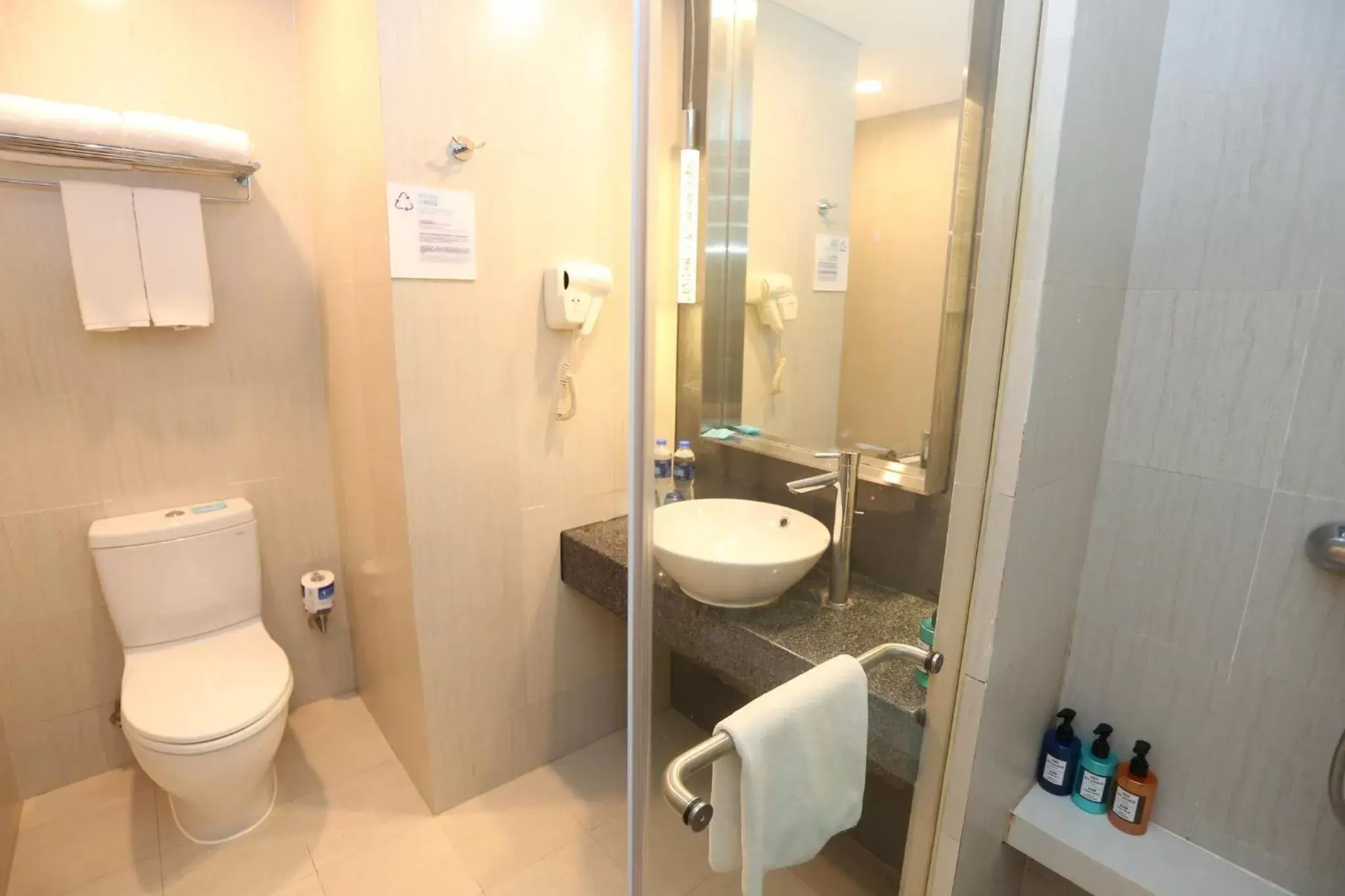 Photo of the whole room, Bathroom in Holiday Inn Express Shanghai Jinsha, an IHG Hotel