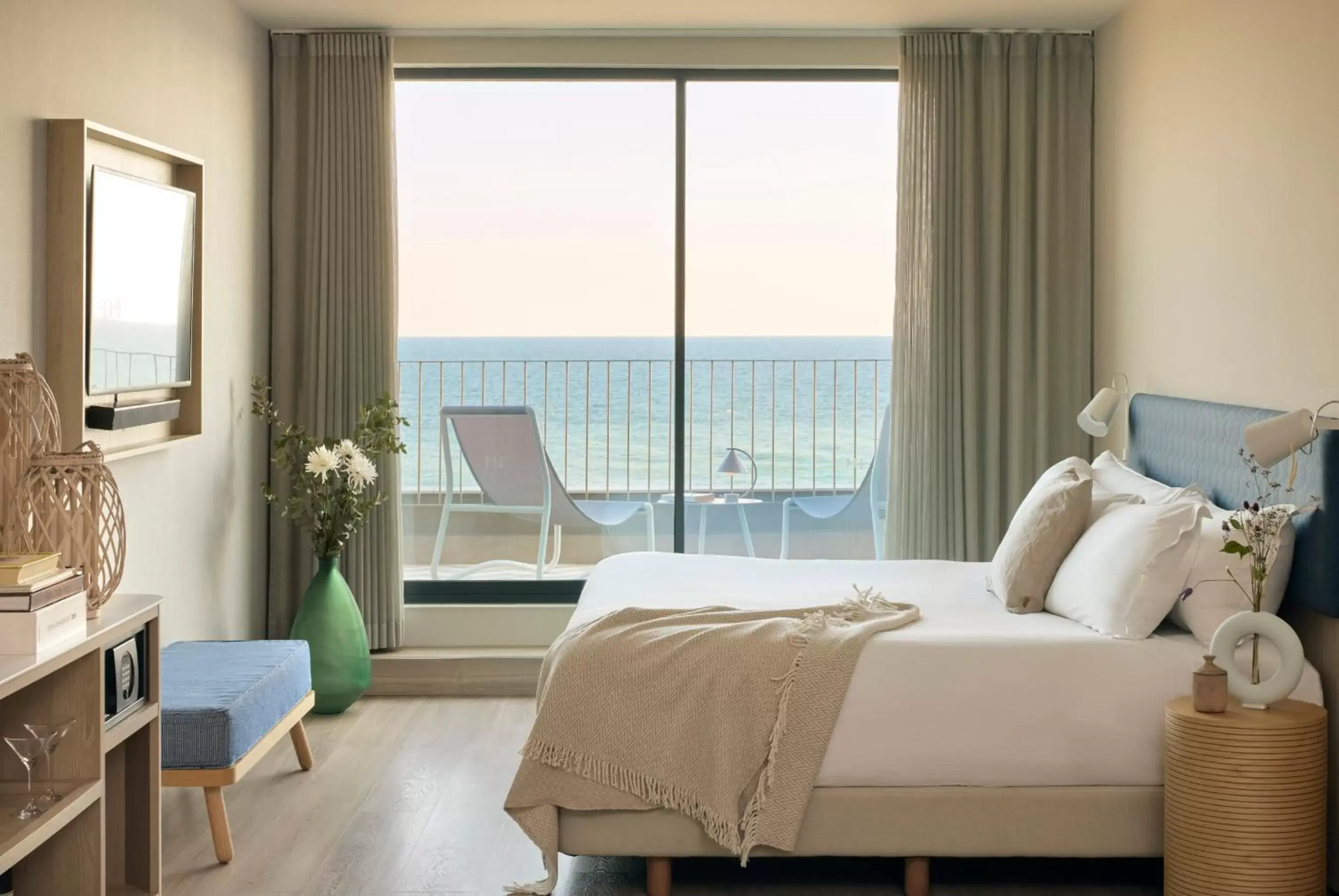 Bed, Sea View in ME Sitges Terramar