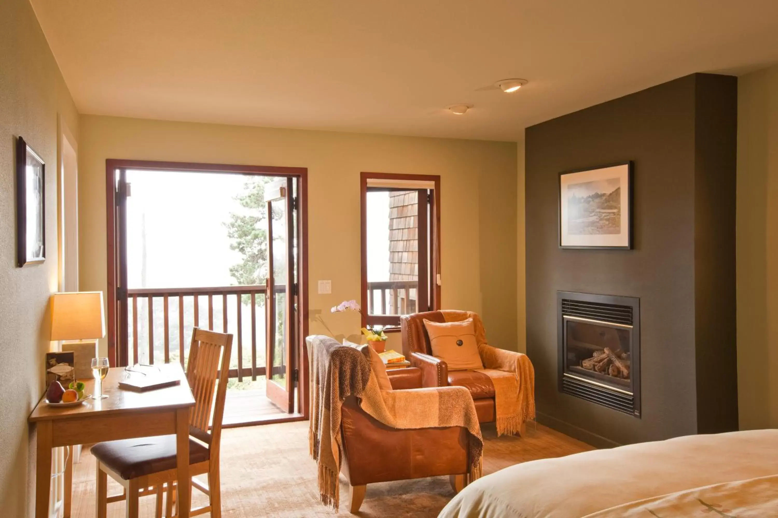 Bed, Seating Area in Brewery Gulch Inn