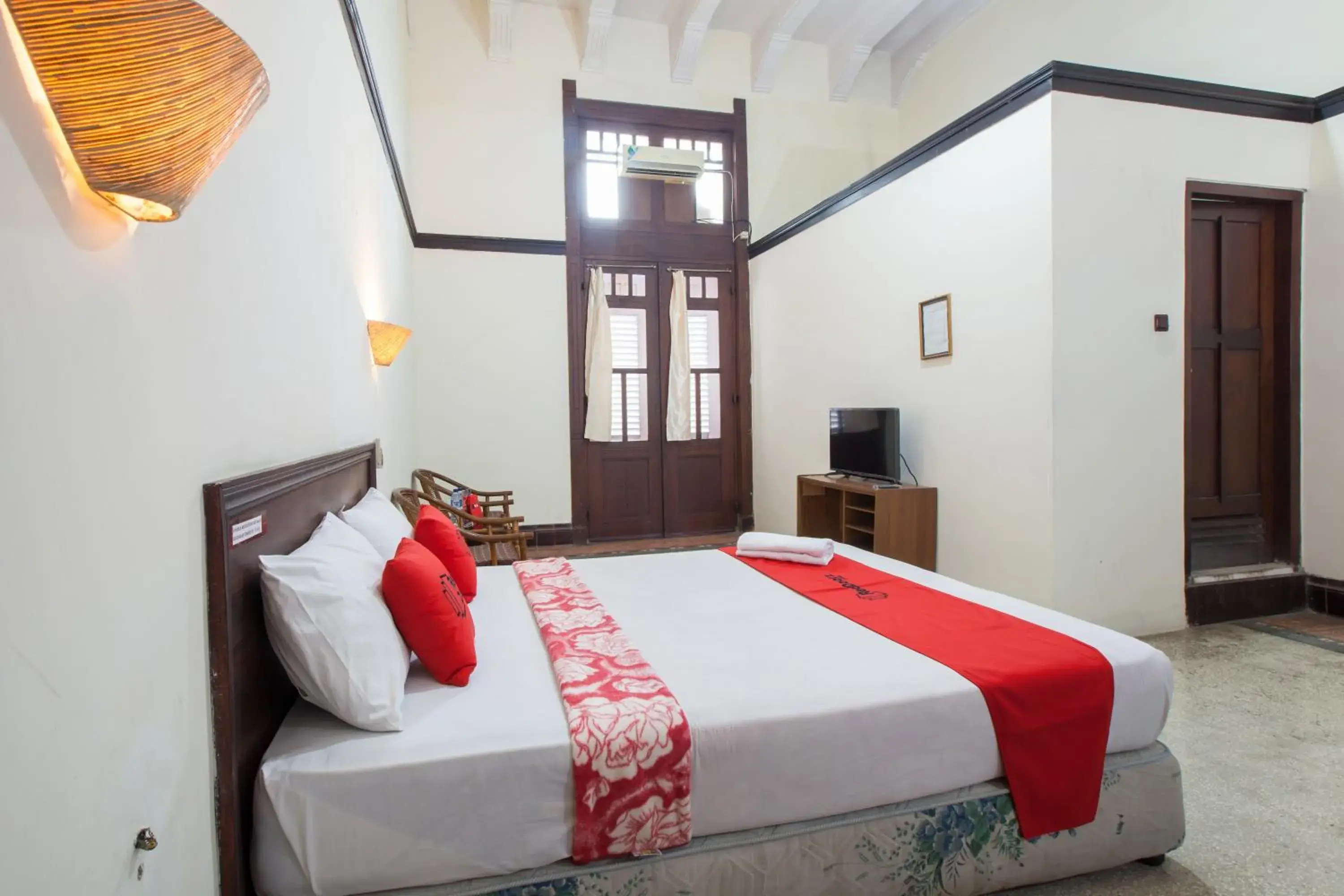 Bedroom, Bed in RedDoorz @ Lawang