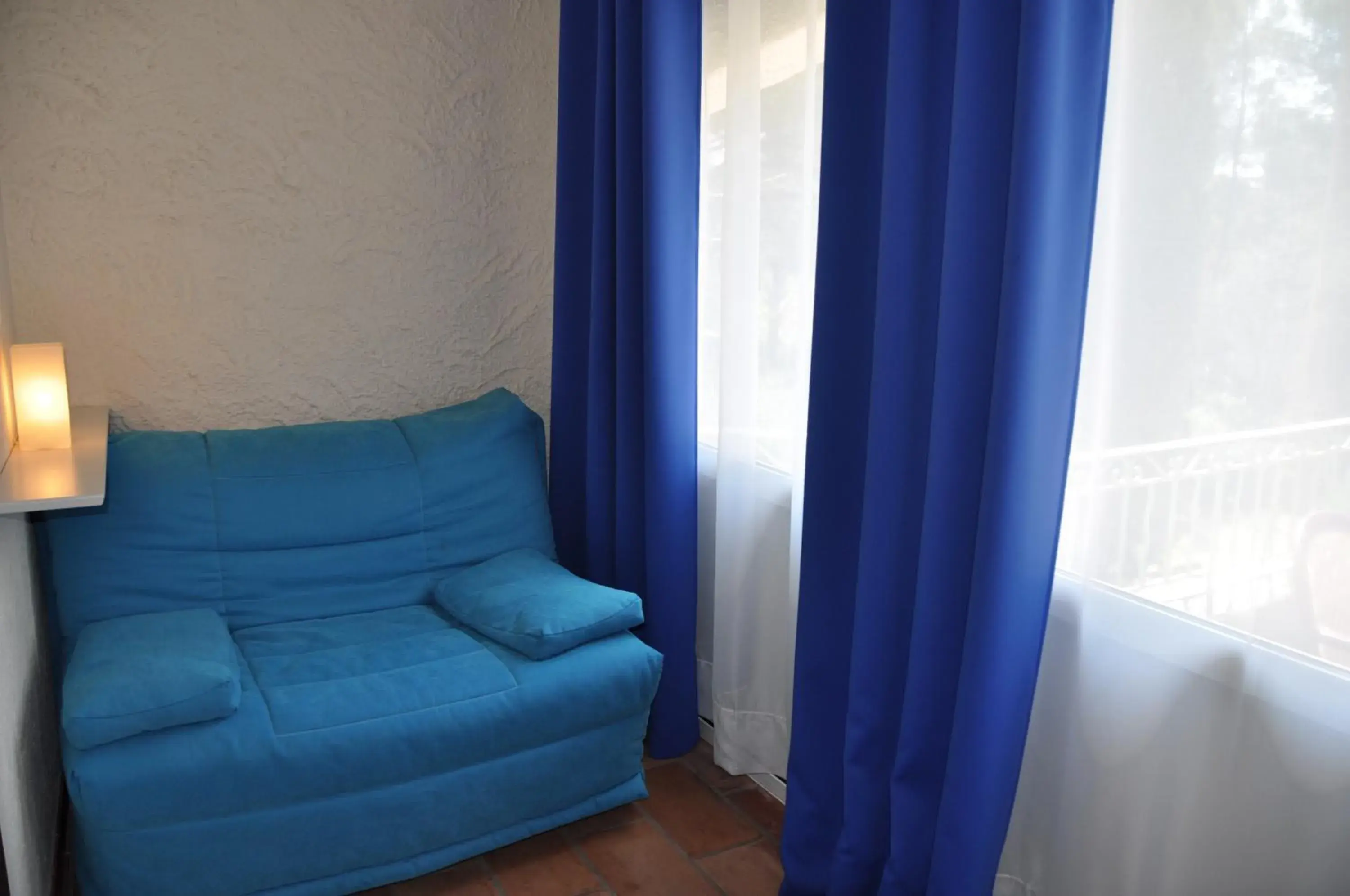 Photo of the whole room, Seating Area in La Cigalière