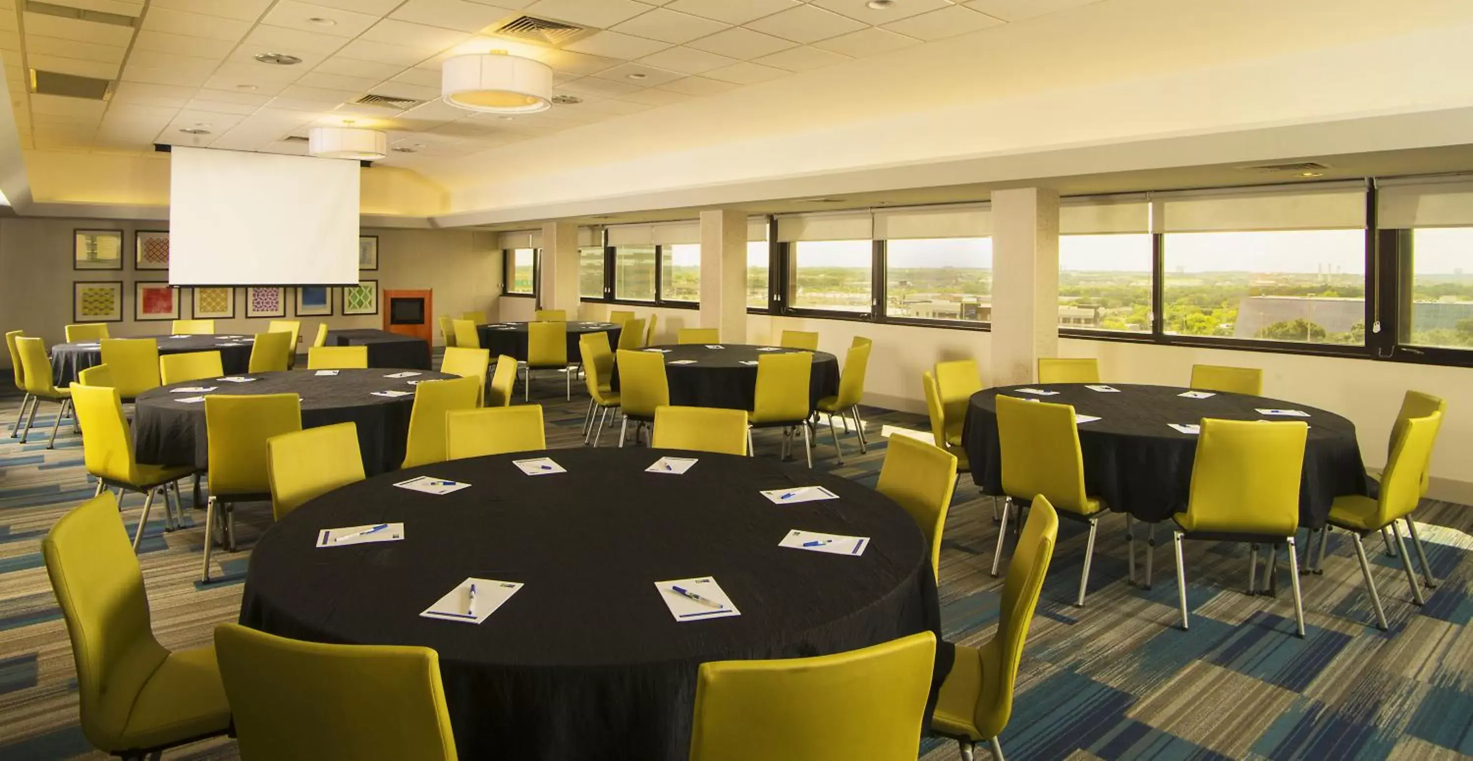 Meeting/conference room, Restaurant/Places to Eat in Holiday Inn Express - San Antonio Airport, an IHG Hotel