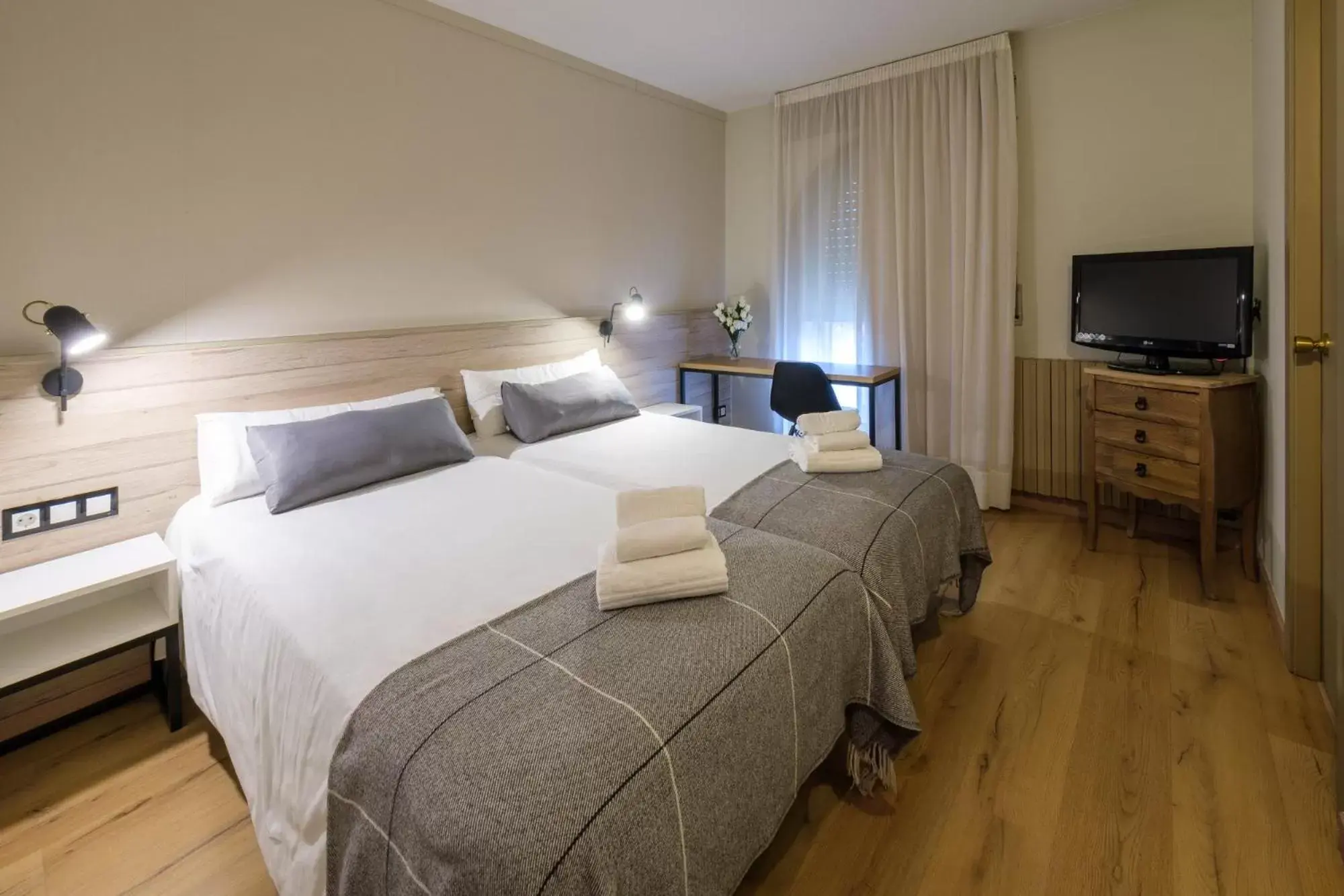 Bedroom, Bed in Hotel Torres Manlleu