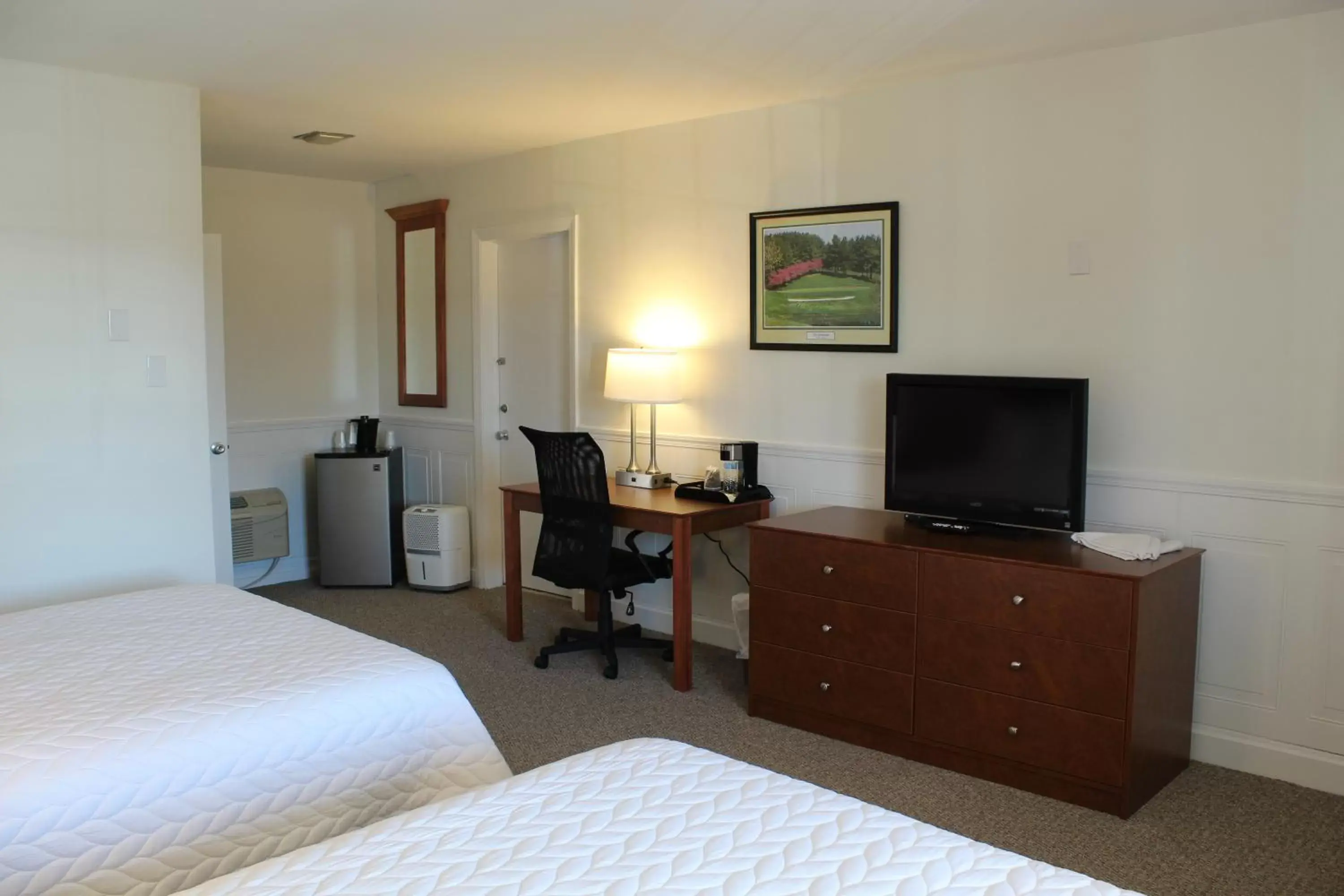 Bedroom, TV/Entertainment Center in Shenvalee Golf Resort