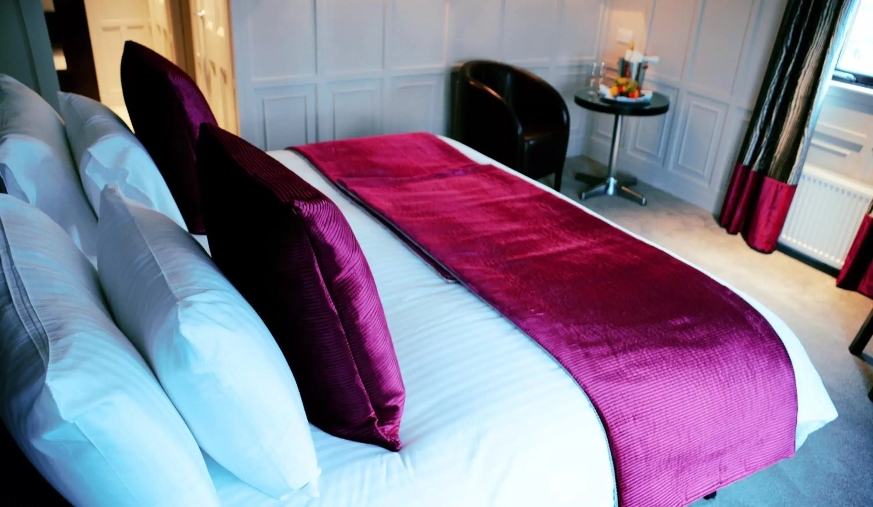 Bed in Glynhill Hotel & Spa near Glasgow Airport