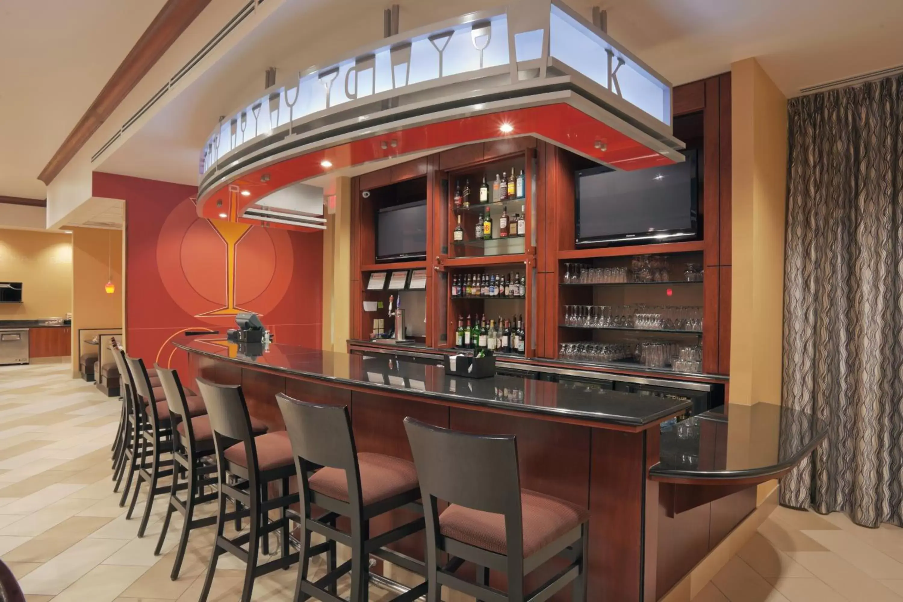 Lounge or bar, Lounge/Bar in Holiday Inn Hotel & Suites Lima, an IHG Hotel