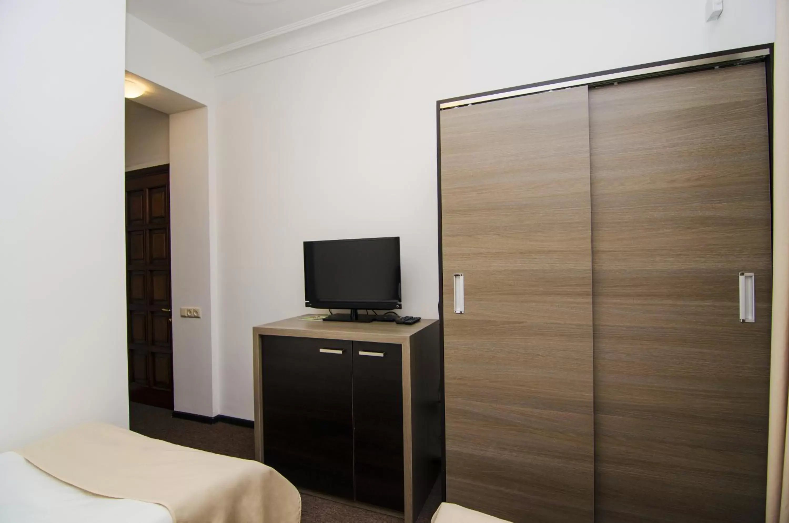 Bedroom, TV/Entertainment Center in City Centre Hotel By Picnic