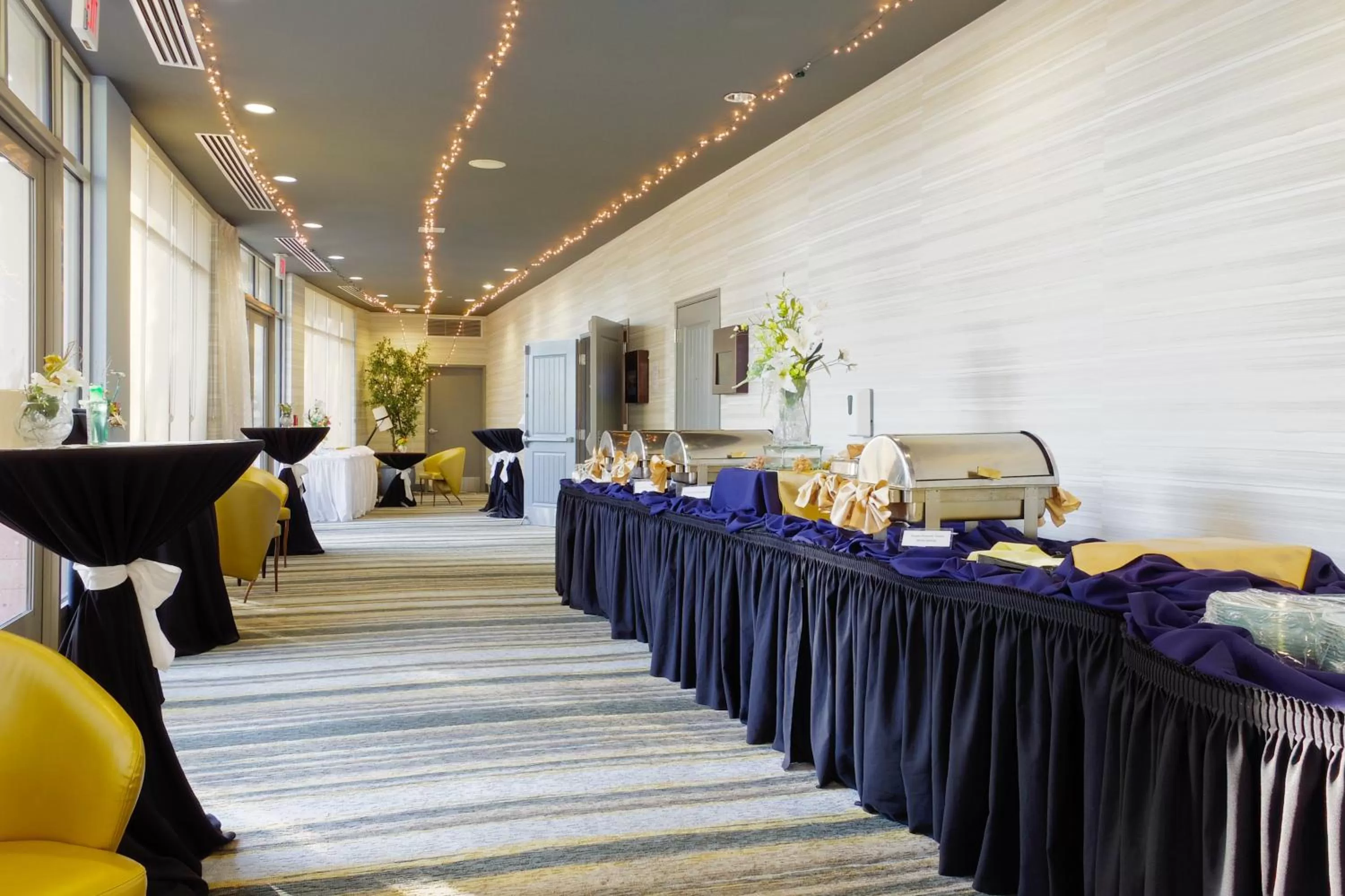 Meeting/conference room in Holiday Inn & Suites Phoenix Airport by IHG