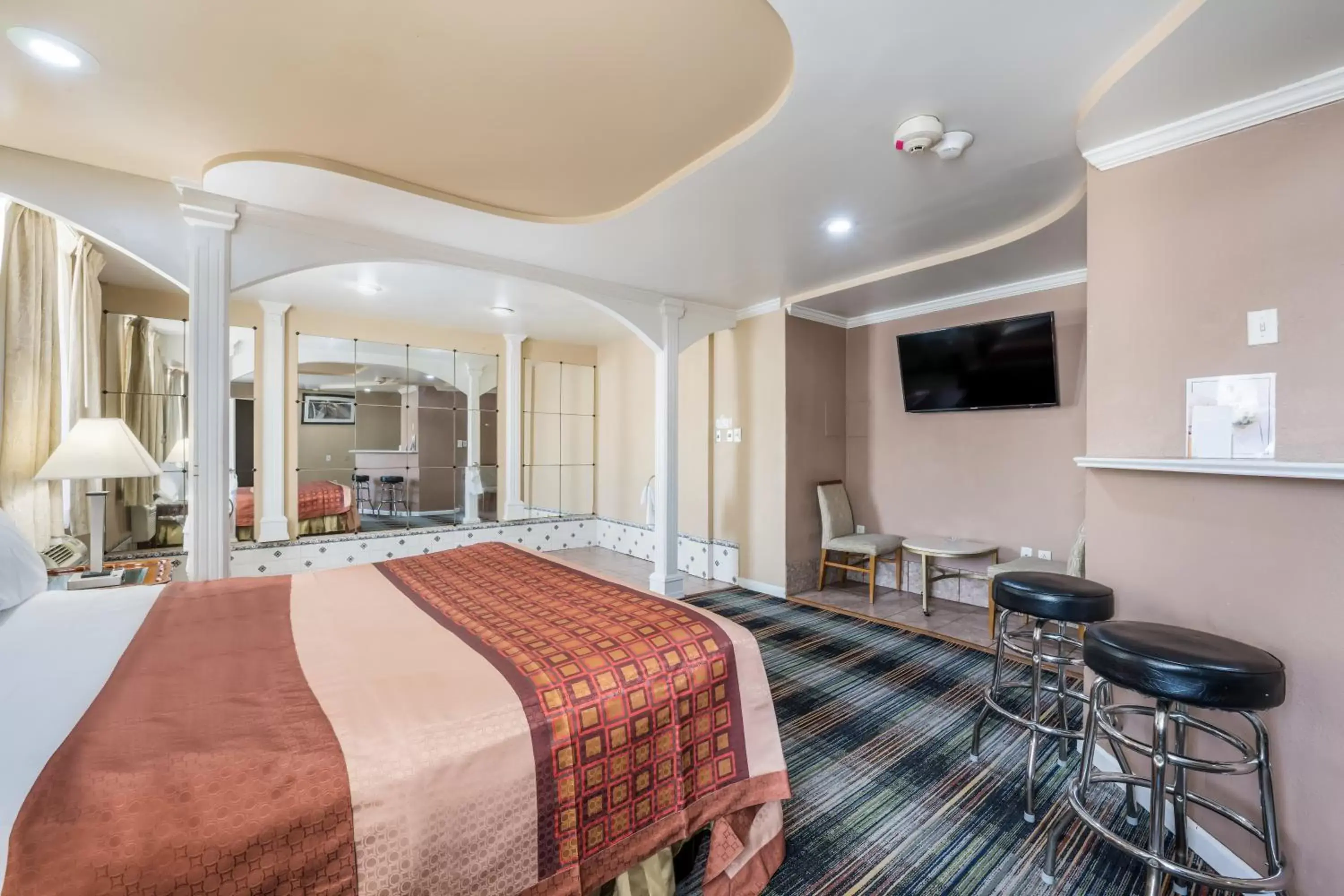 Photo of the whole room, Bed in Knights Inn Trevose Photo of the whole room, Bed in Knights Inn Trevose