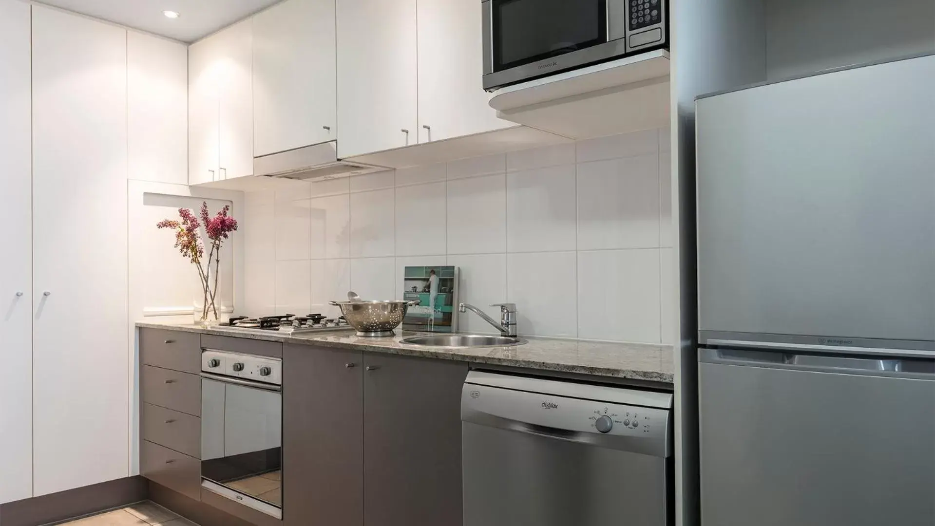 Coffee/tea facilities, Kitchen/Kitchenette in Oaks Brisbane on Felix Suites