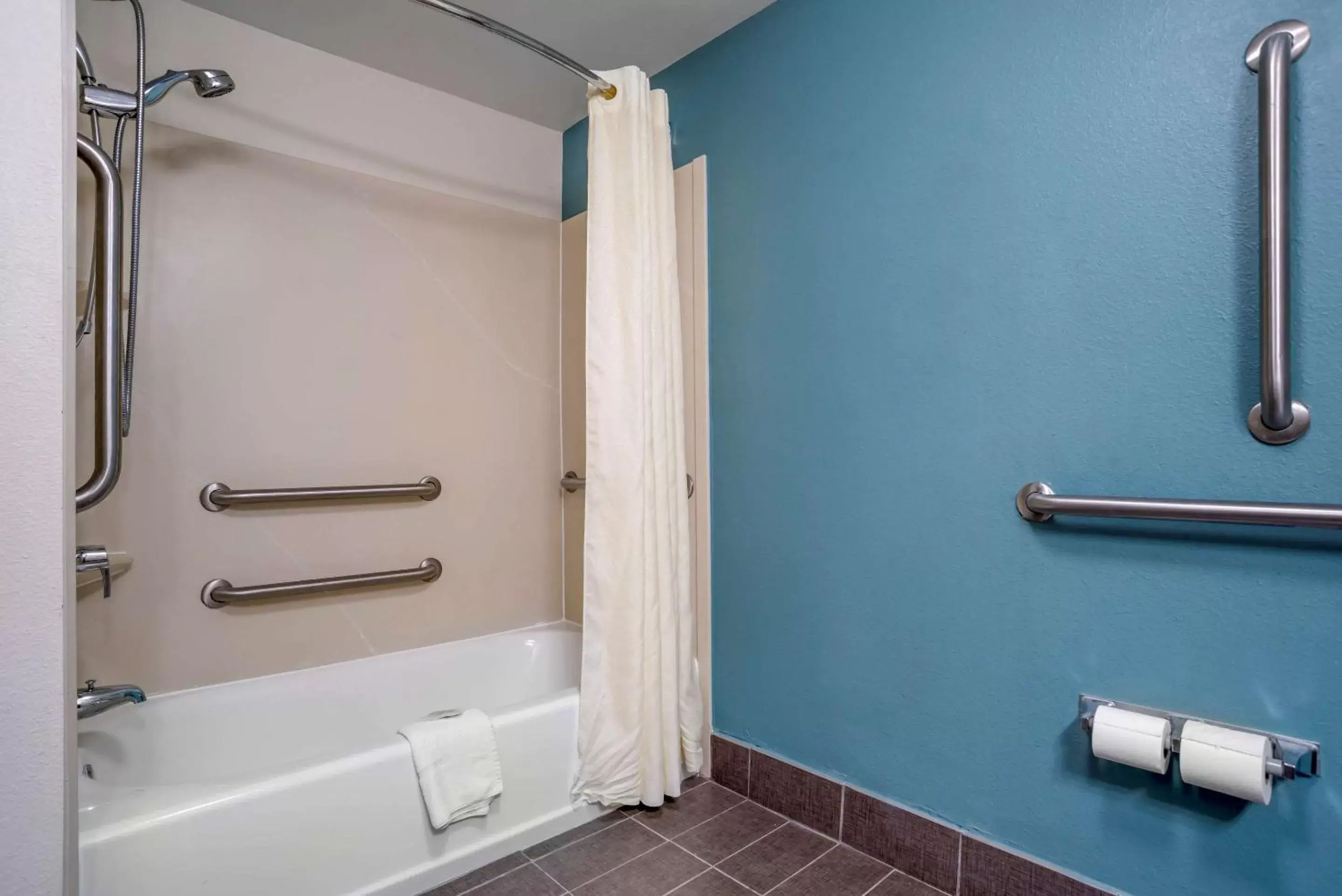 Bathroom in Sleep Inn & Suites Auburn Campus Area I-85