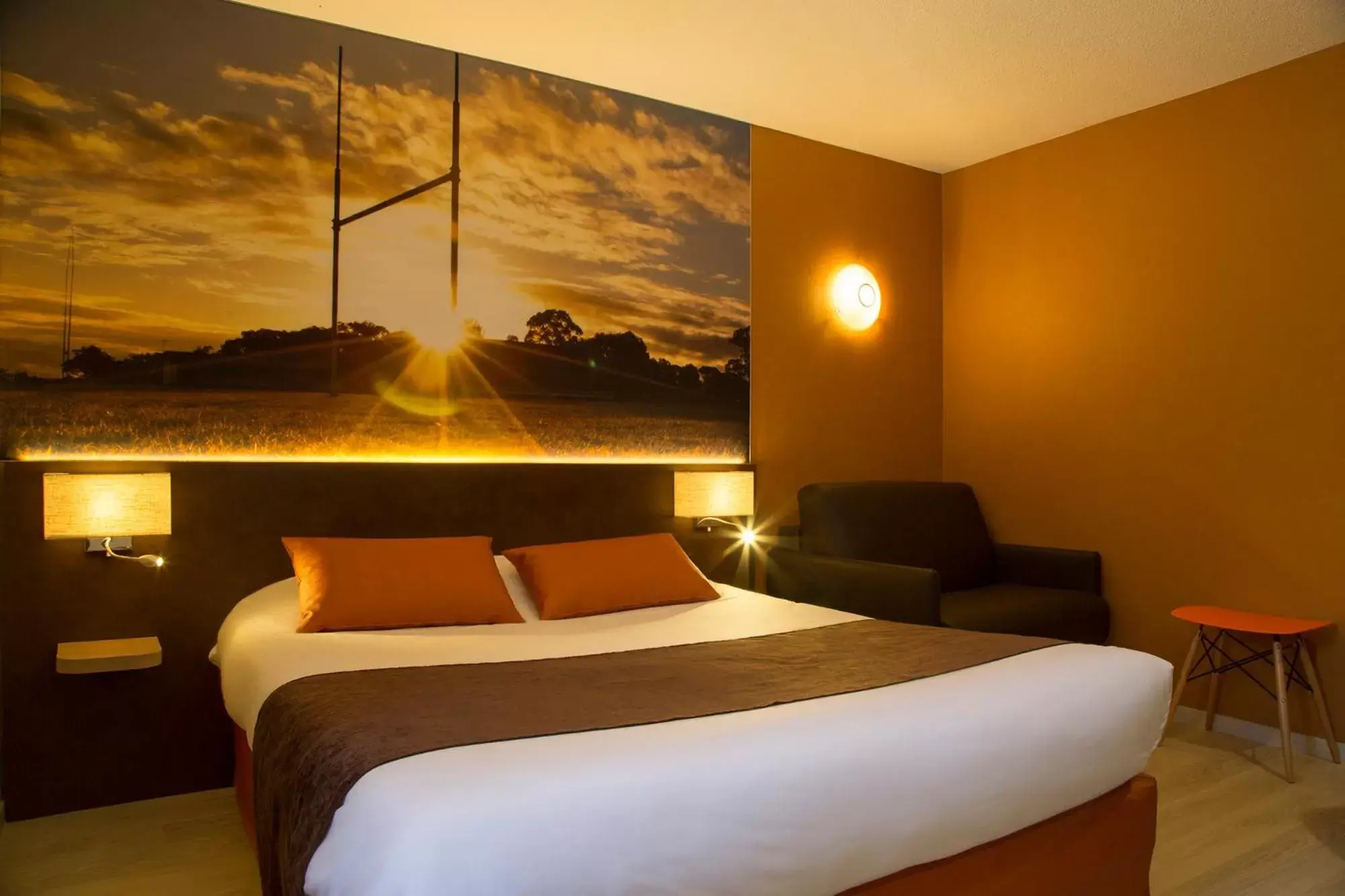 Photo of the whole room, Bed in The Originals City, Hôtel Le Boeuf Rouge, Limoges (Inter-Hotel)