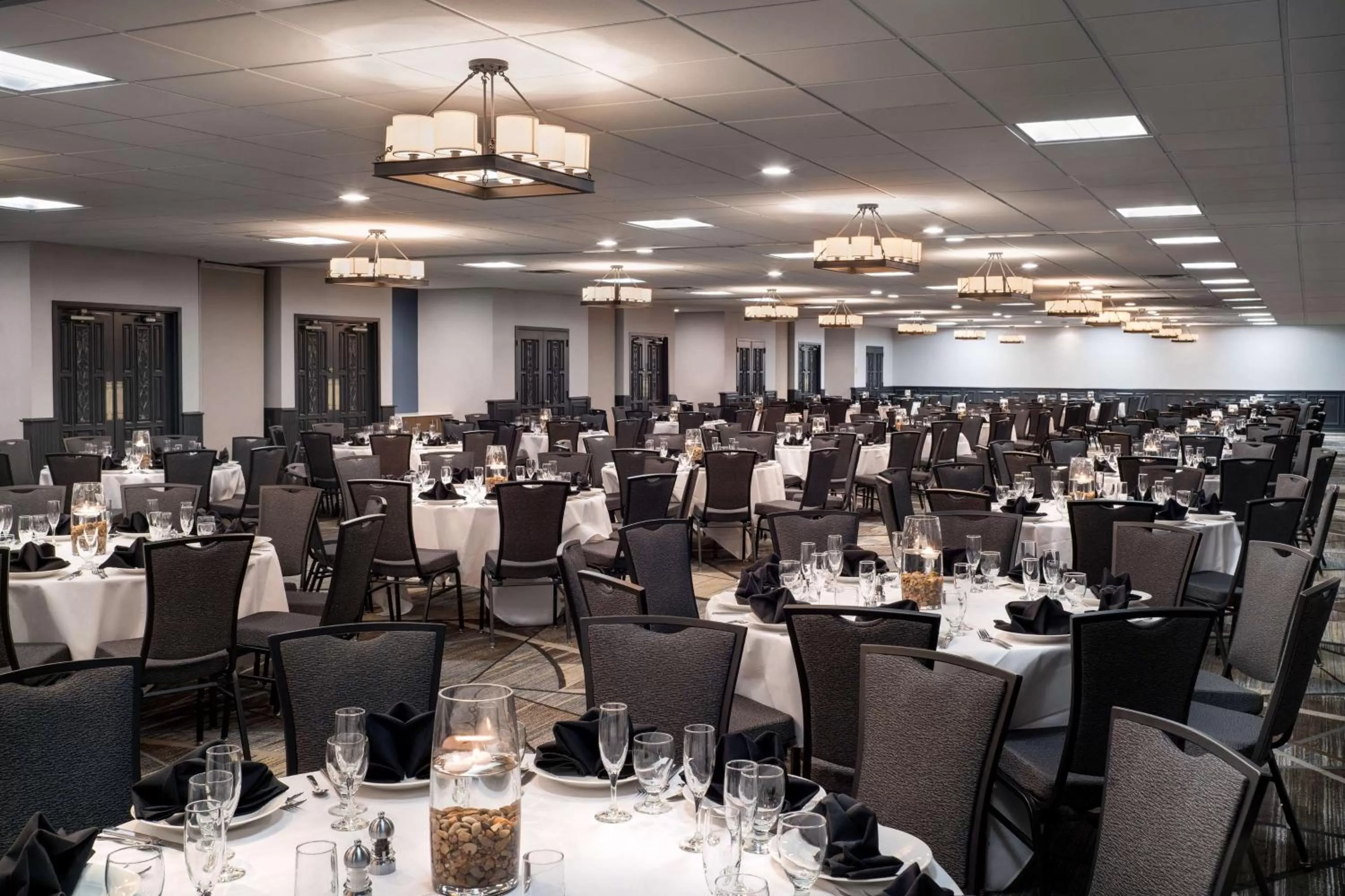 Dining area in Embassy Suites by Hilton Austin Central