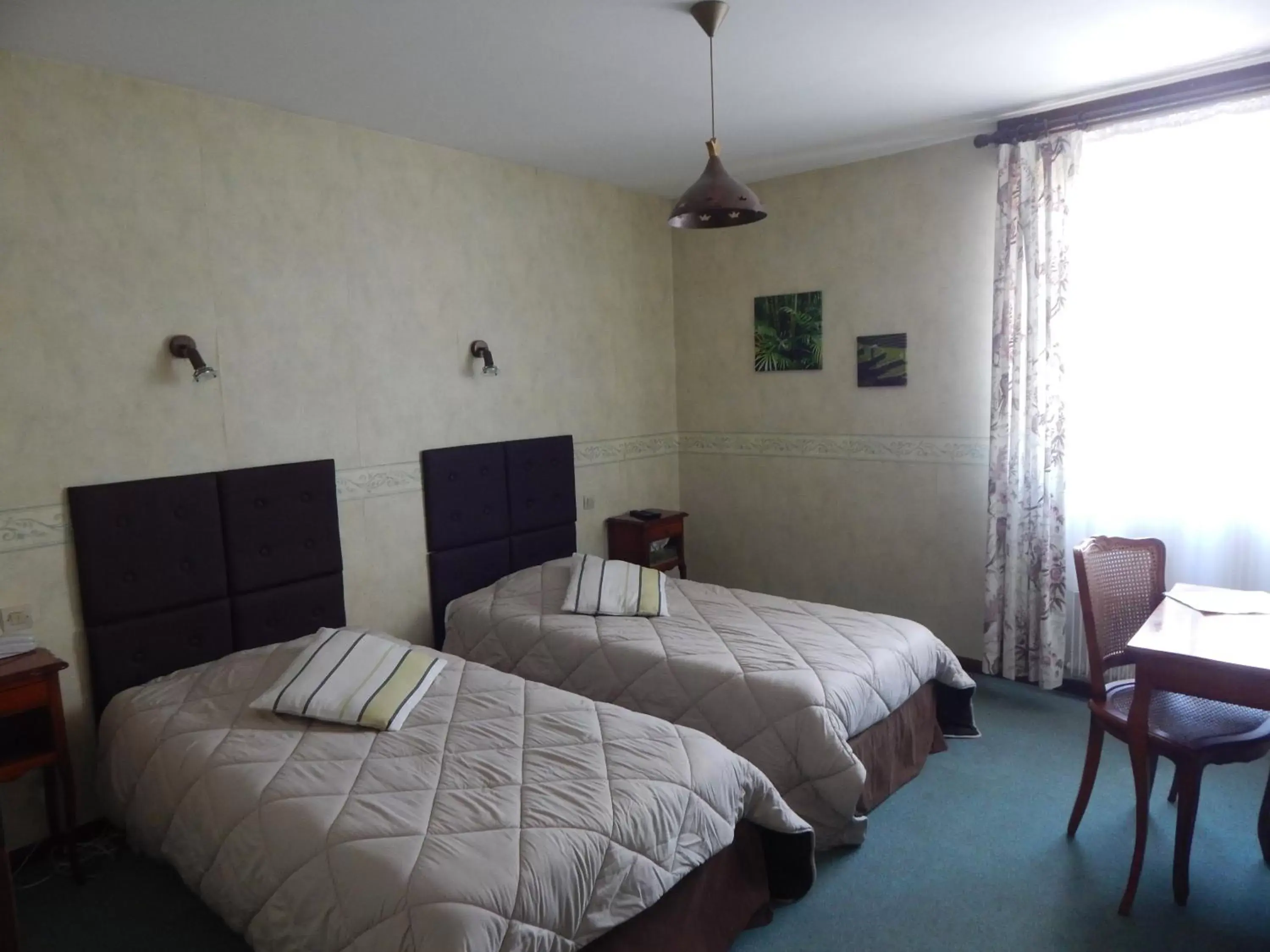 Bathroom, Bed in Hotel Restaurant Le Cygne