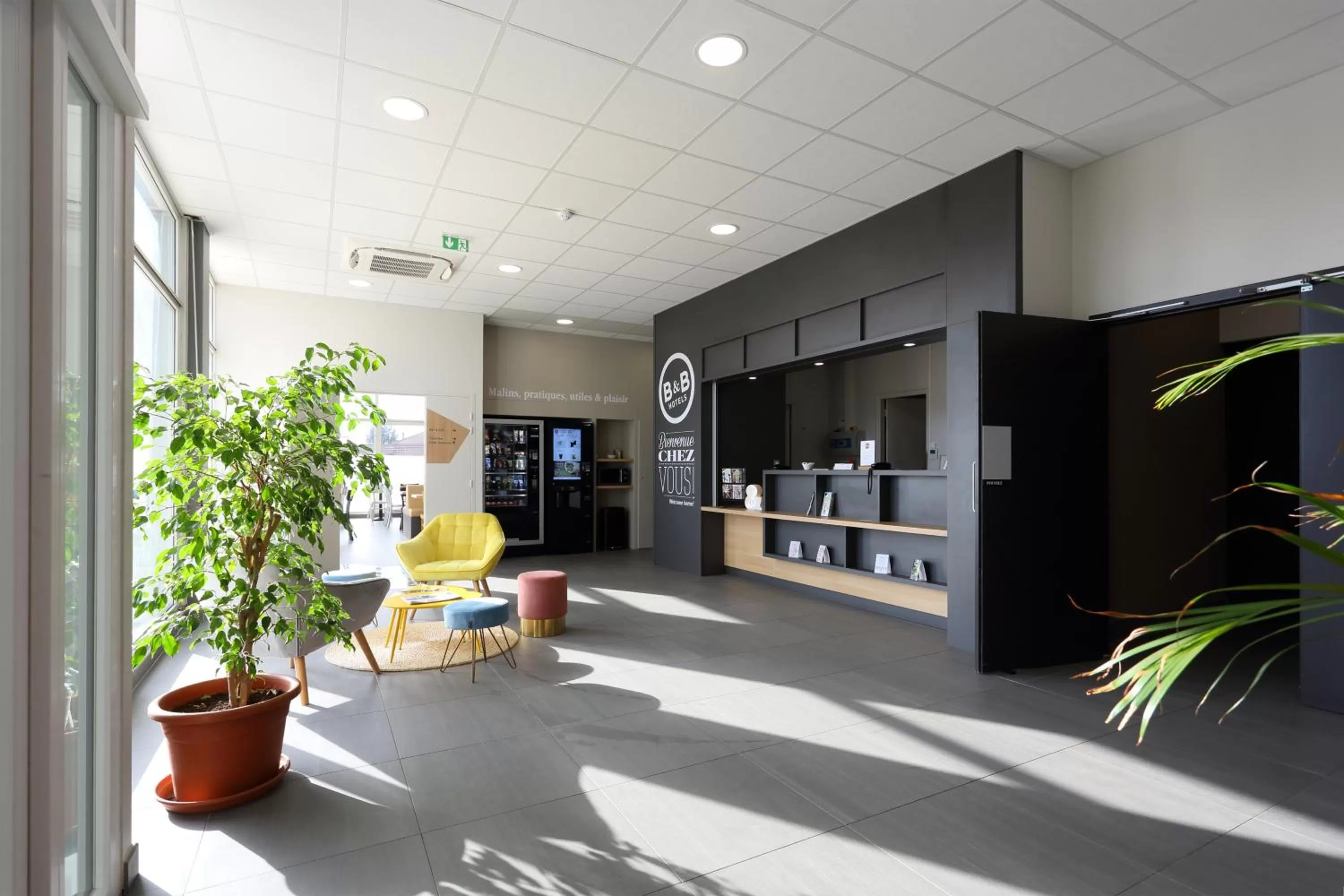 Lobby or reception in B&B HOTEL Chaumont