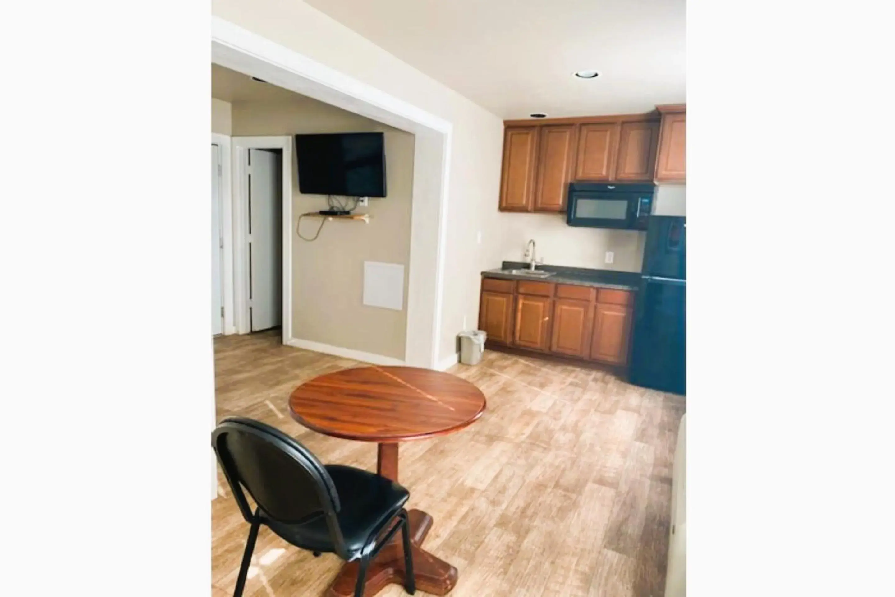 Bedroom, Kitchen/Kitchenette in The Resource Inn -Big Lake TX