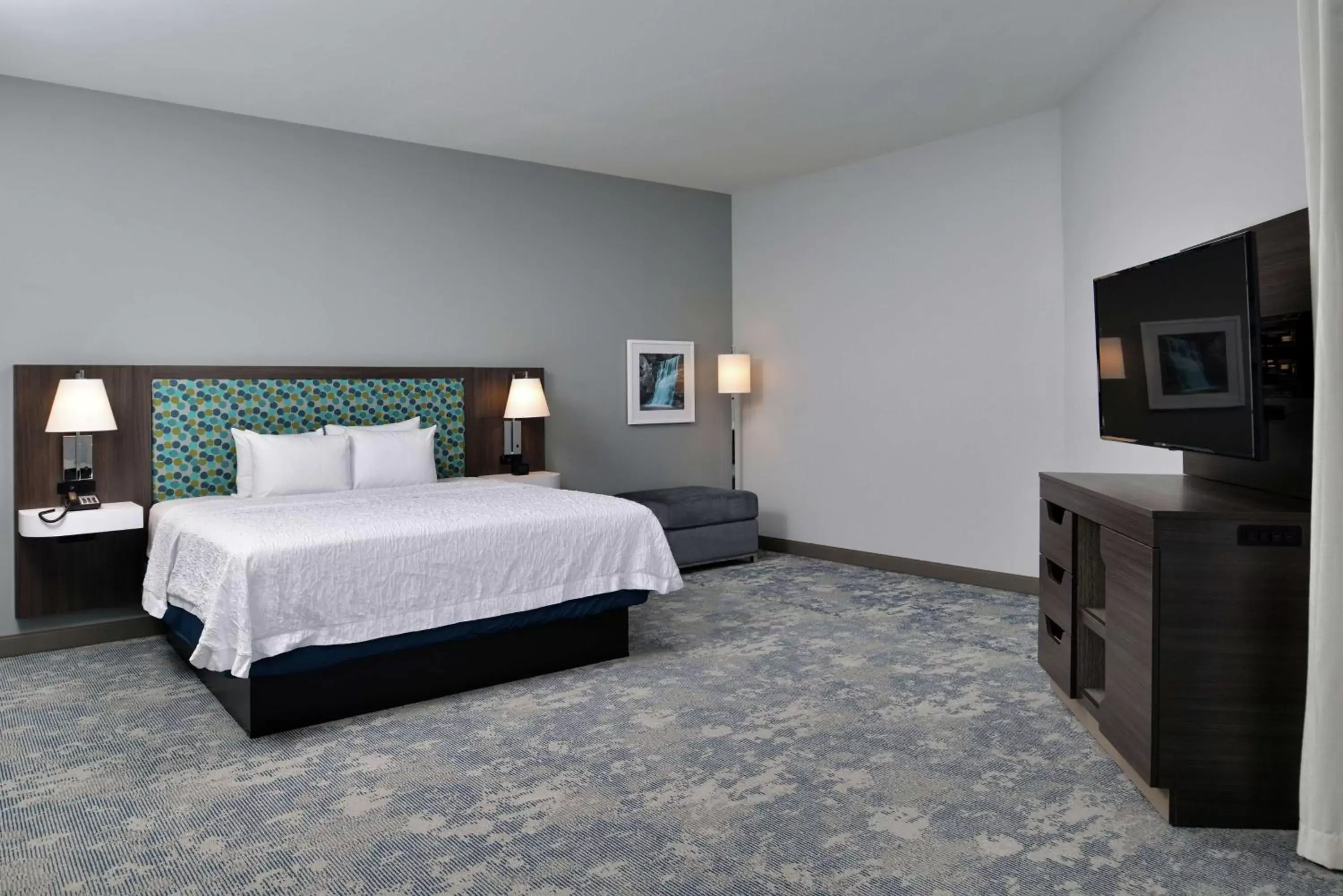 Bedroom, Bed in Hampton Inn Cedar Falls Downtown, Ia