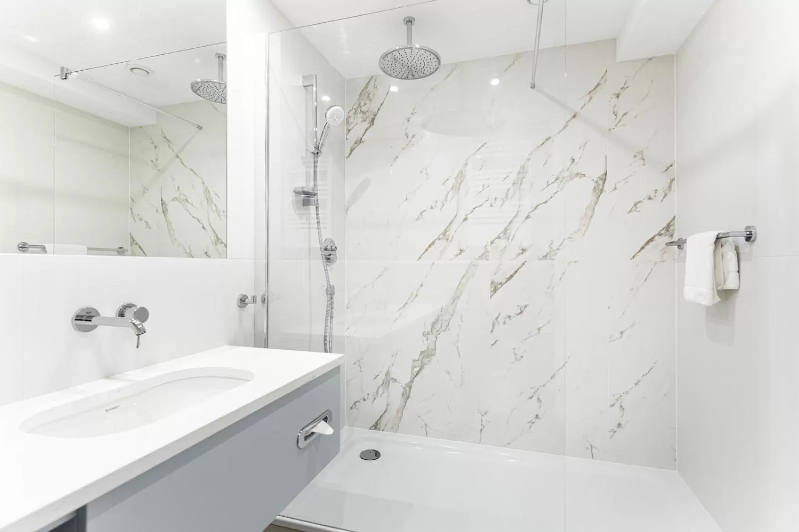 Shower in Maloves Resort & Spa