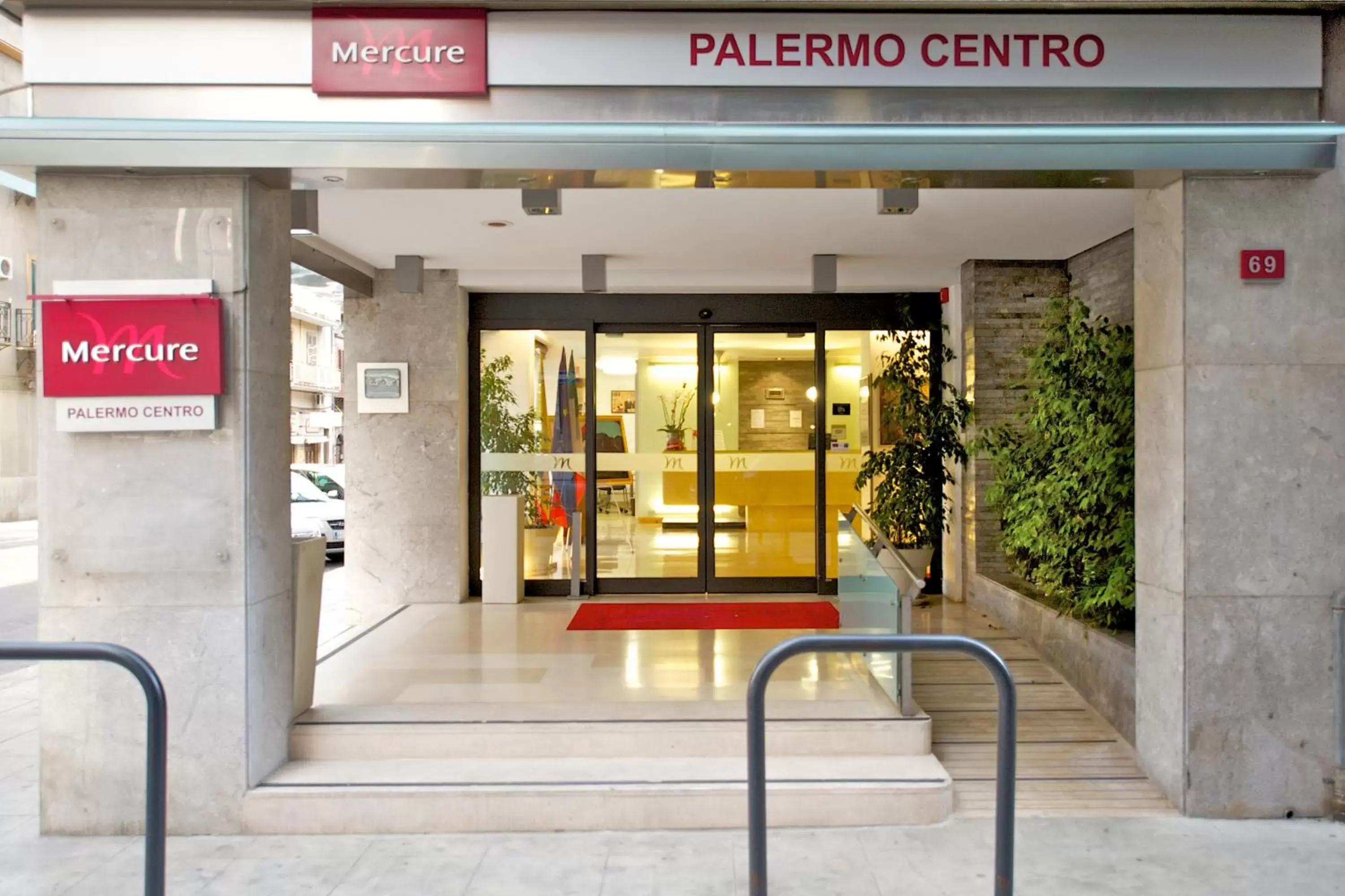 Facade/entrance in Mercure Palermo Centro