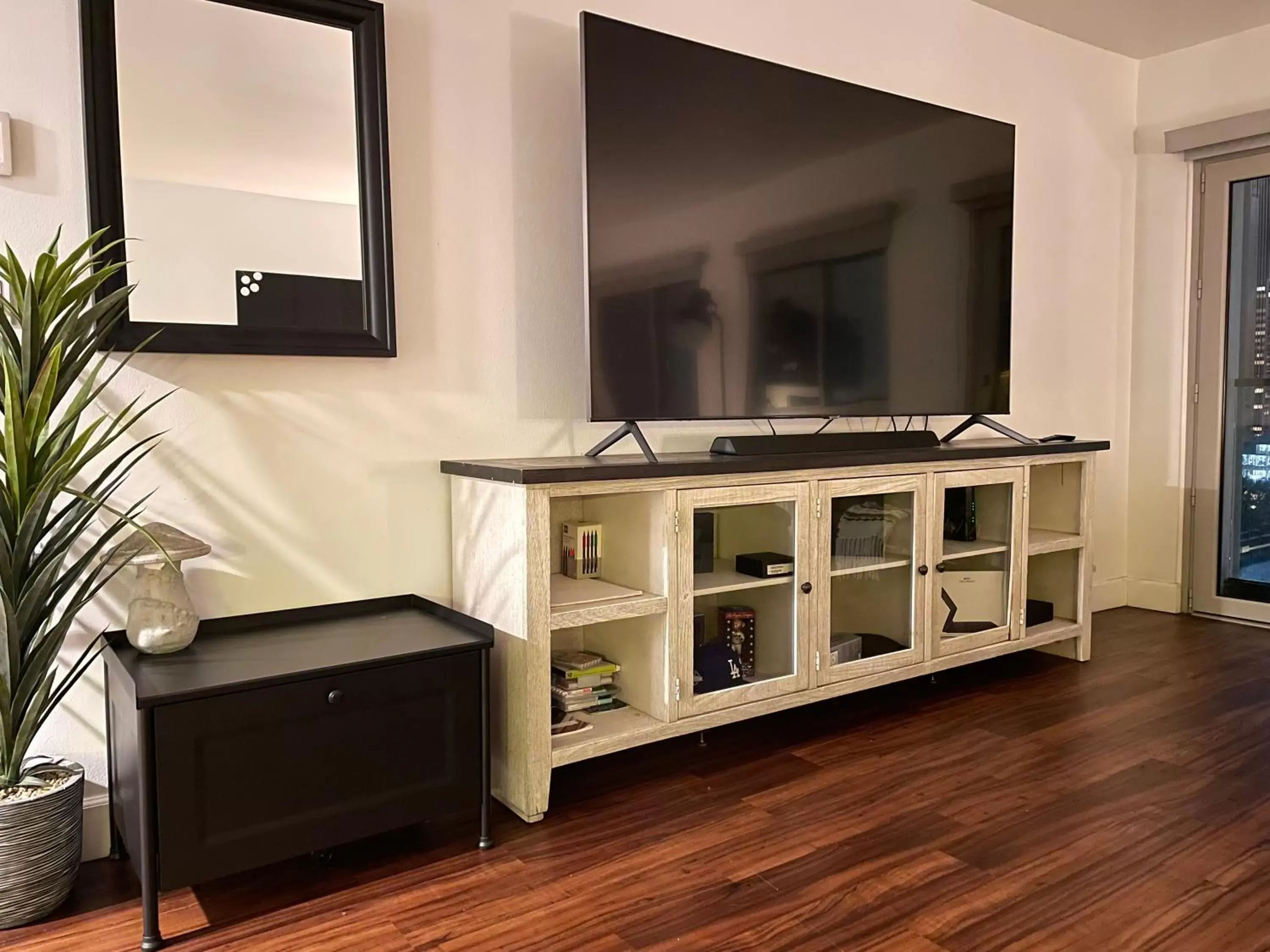 TV and multimedia, TV/Entertainment Center in Amazing DTLA View 1bd Full Kitchen Free Private Parking.