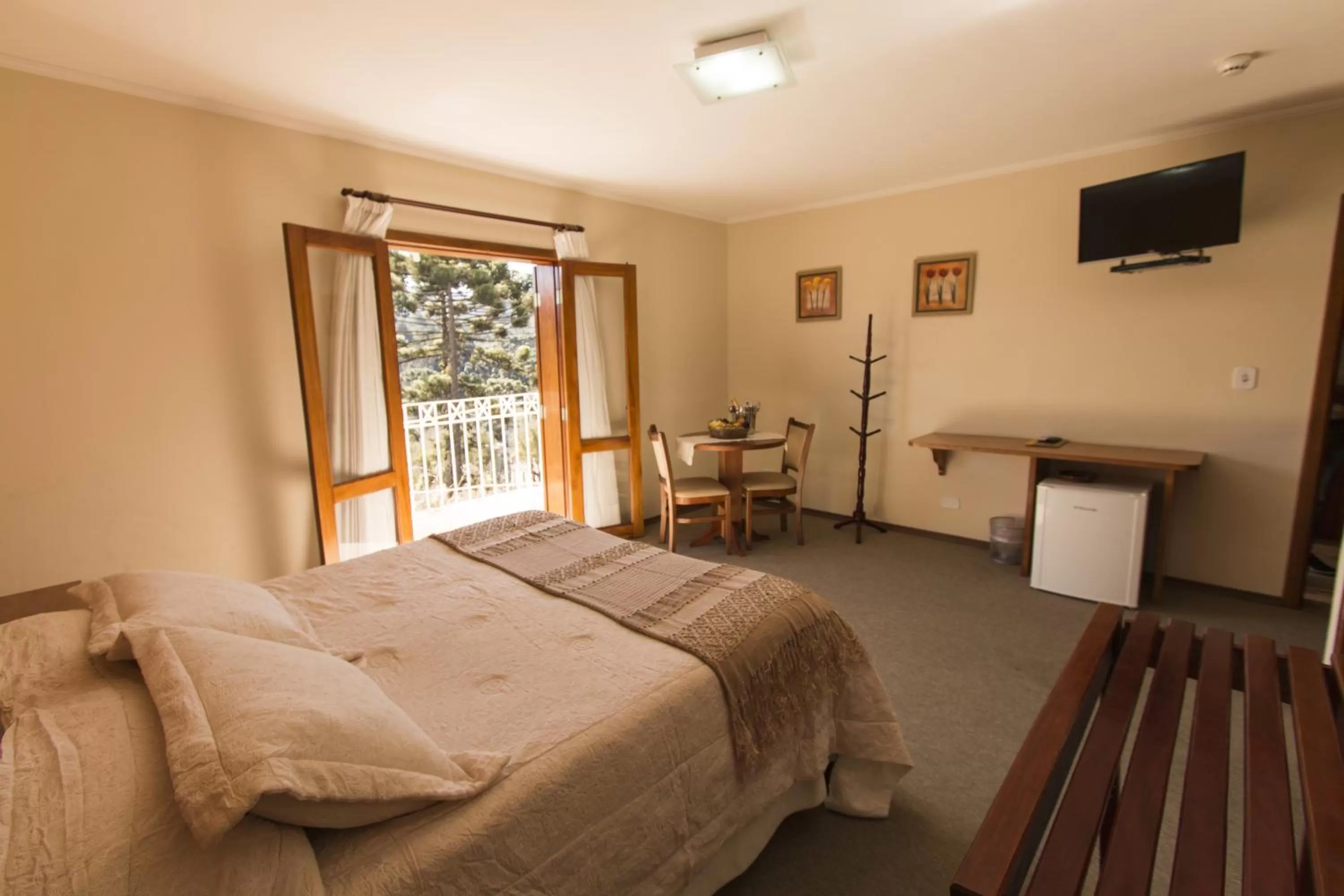 Photo of the whole room, Bed in Pousada Alto D'ouro