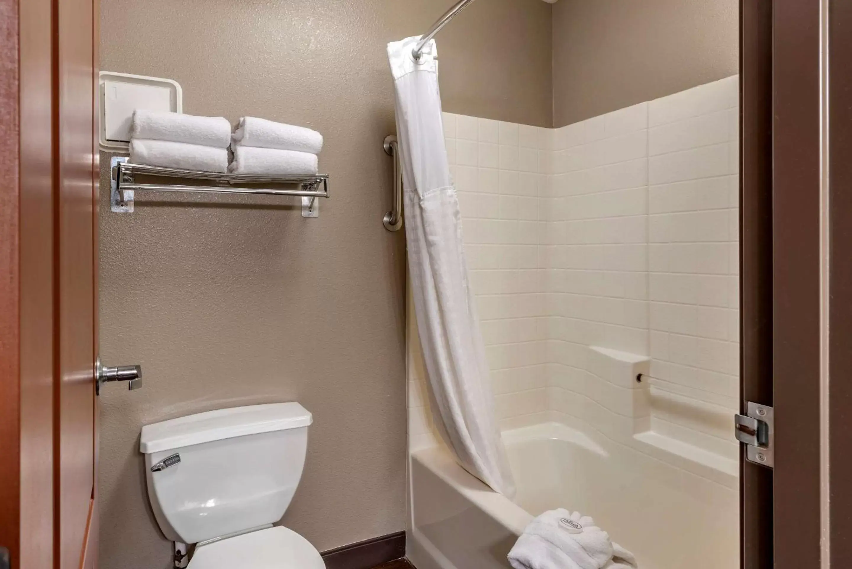 Bathroom in Elizabeth Oceanfront Suites, Ascend Hotel Collection