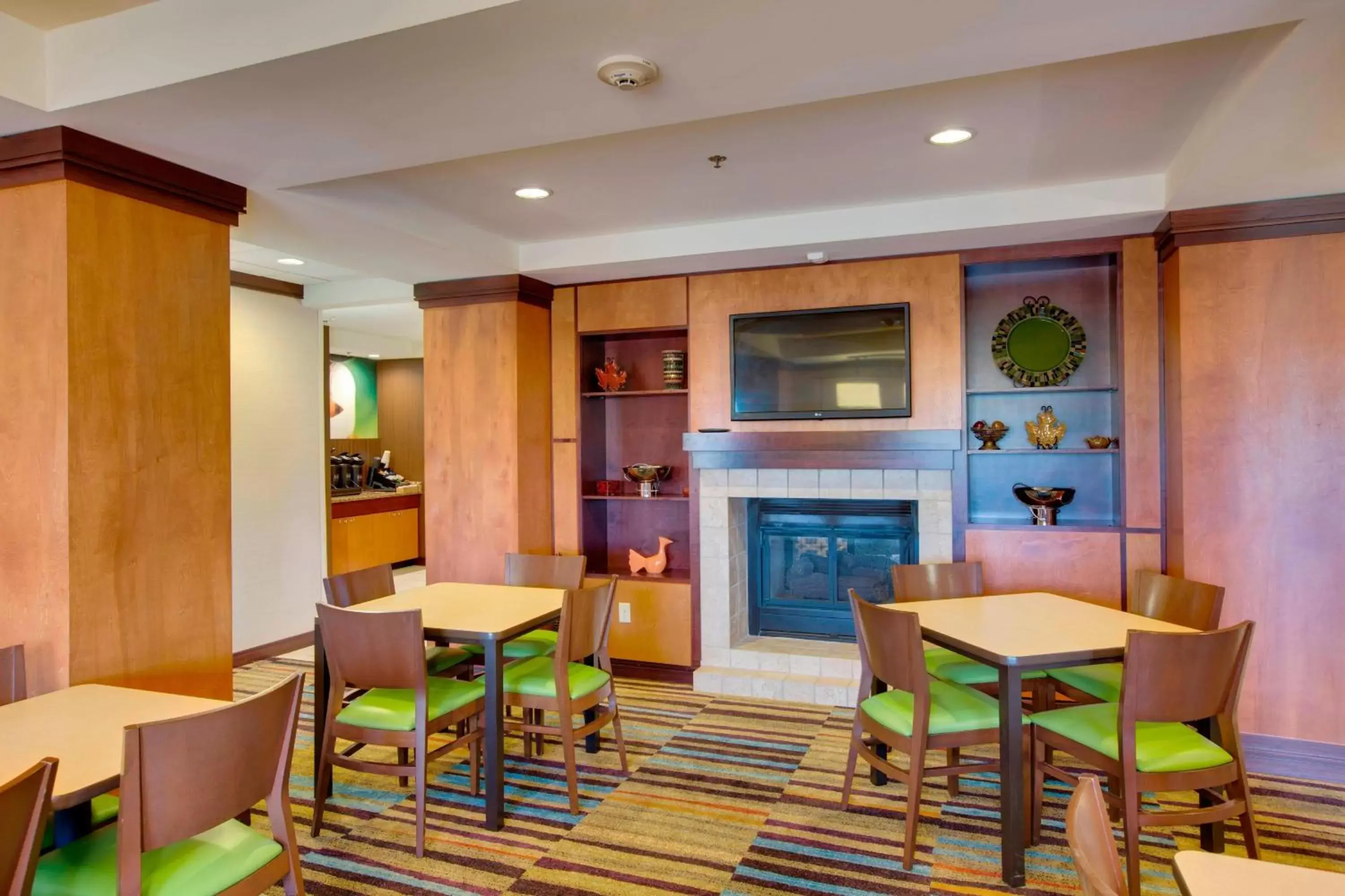 Breakfast, Restaurant/Places to Eat in Fairfield Inn and Suites South Hill I-85