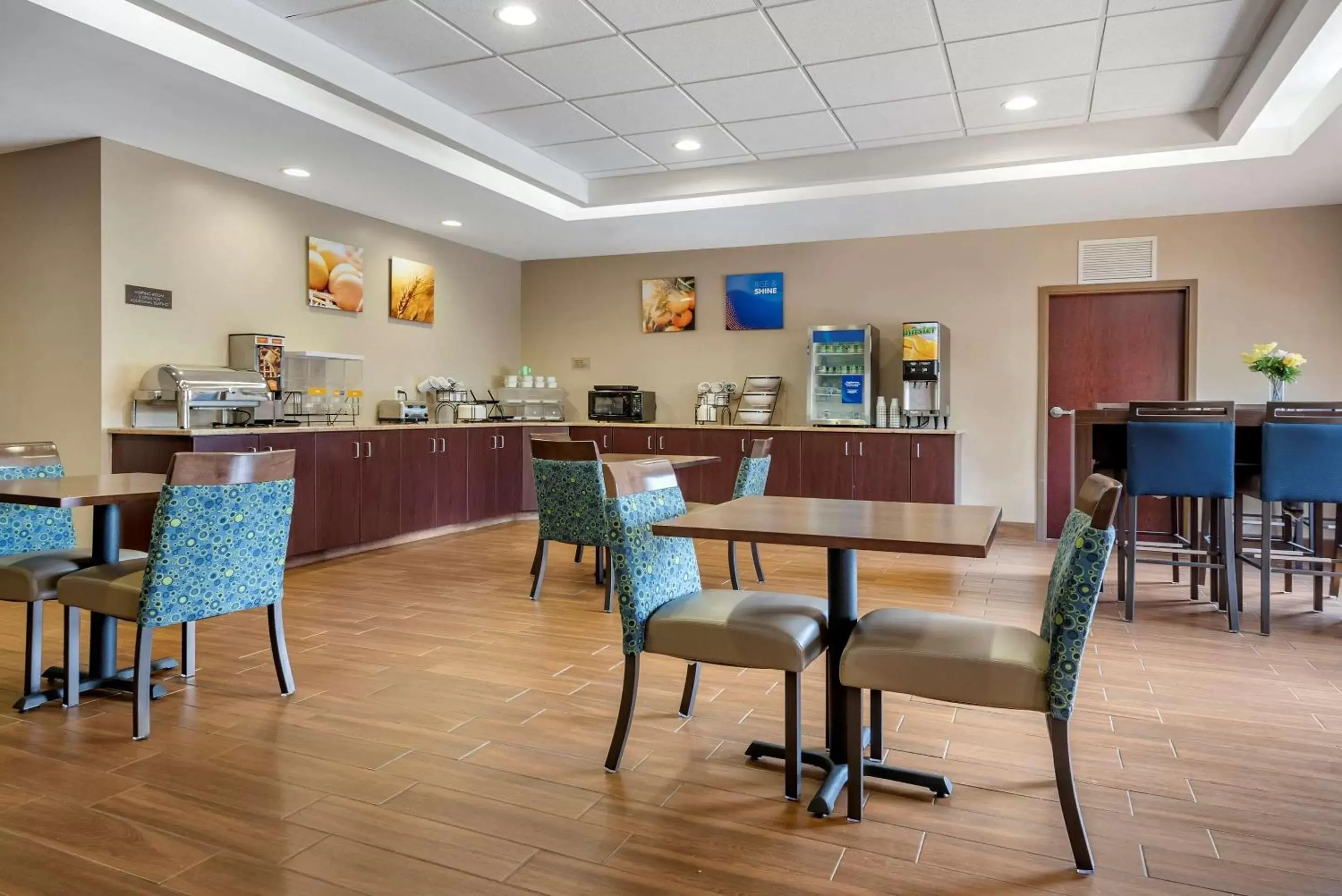 Restaurant/Places to Eat in Comfort Inn & Suites Farmington - Victor