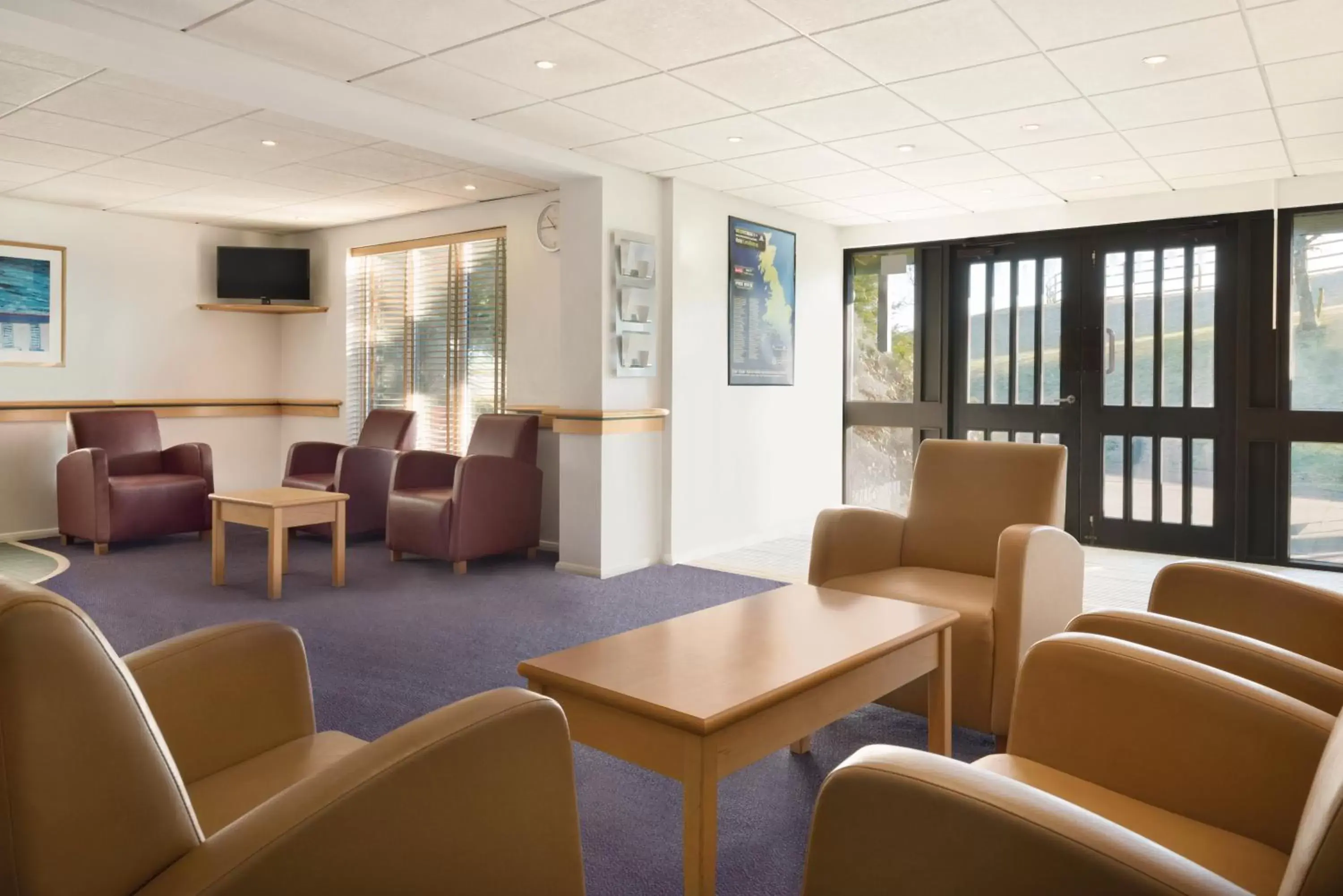 Lobby or reception, Lounge/Bar in Days Inn Hotel Membury