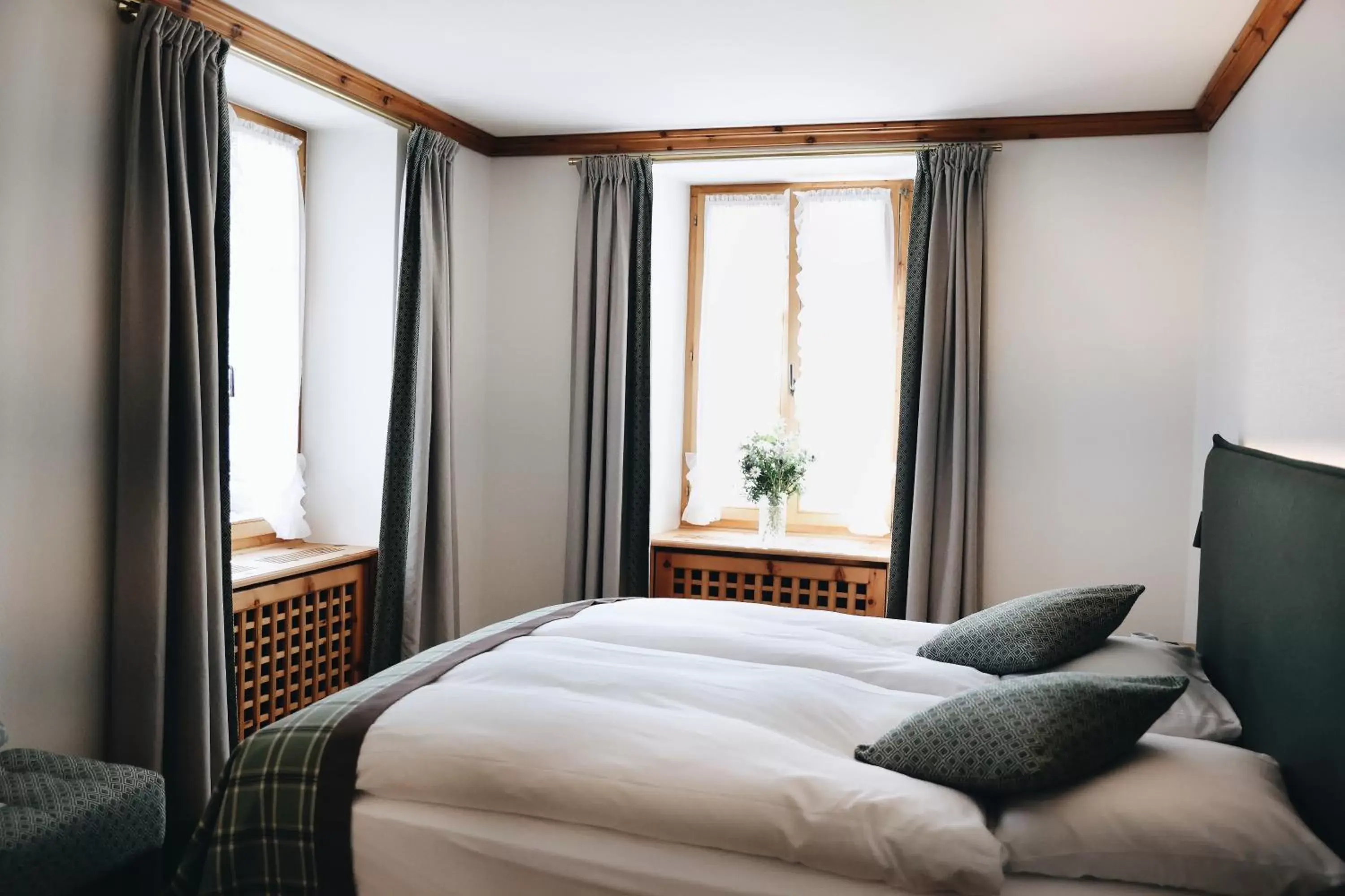 Bedroom, Bed in Hotel Steinbock Pontresina