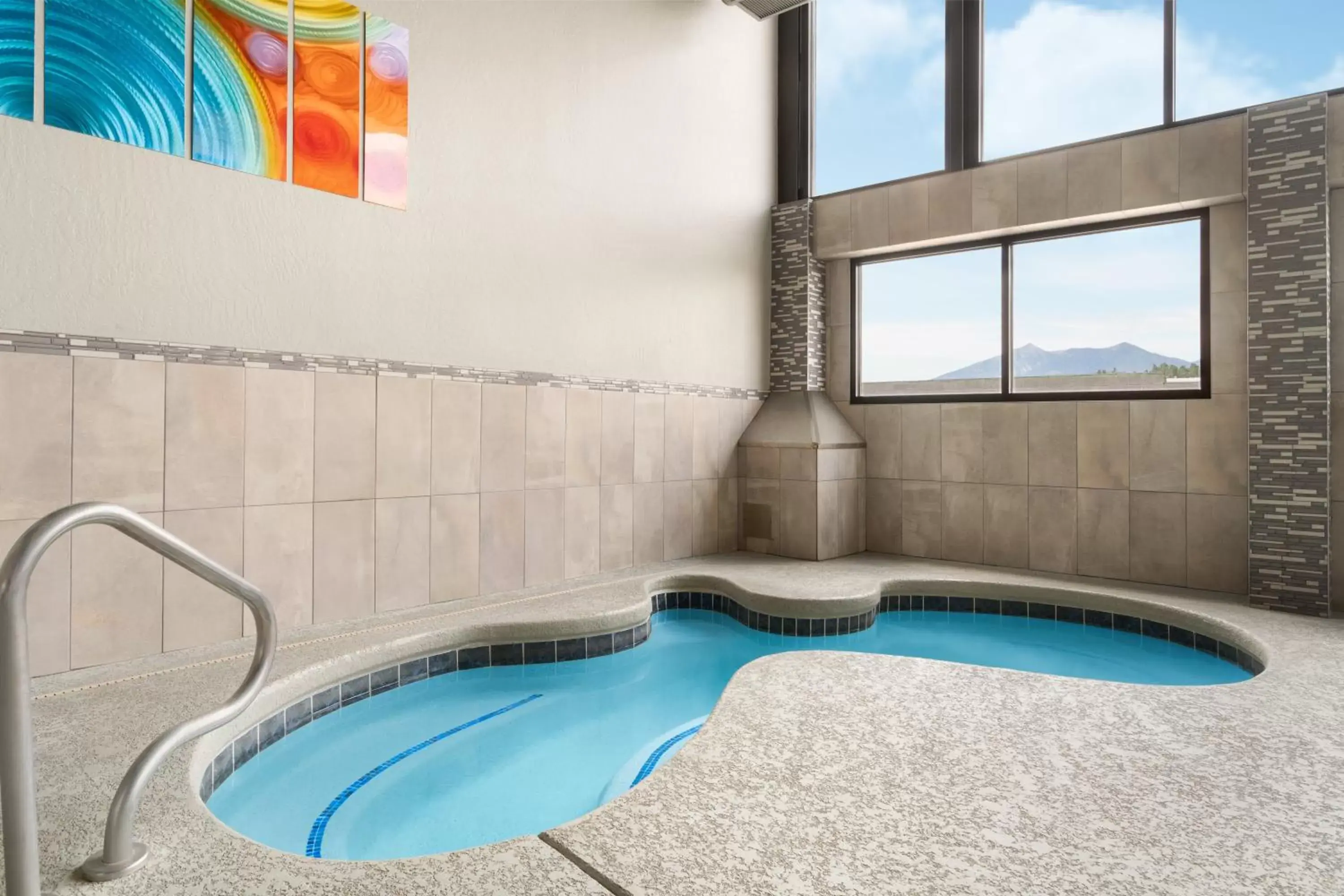 Hot Tub, Swimming Pool in Days Hotel by Wyndham Flagstaff