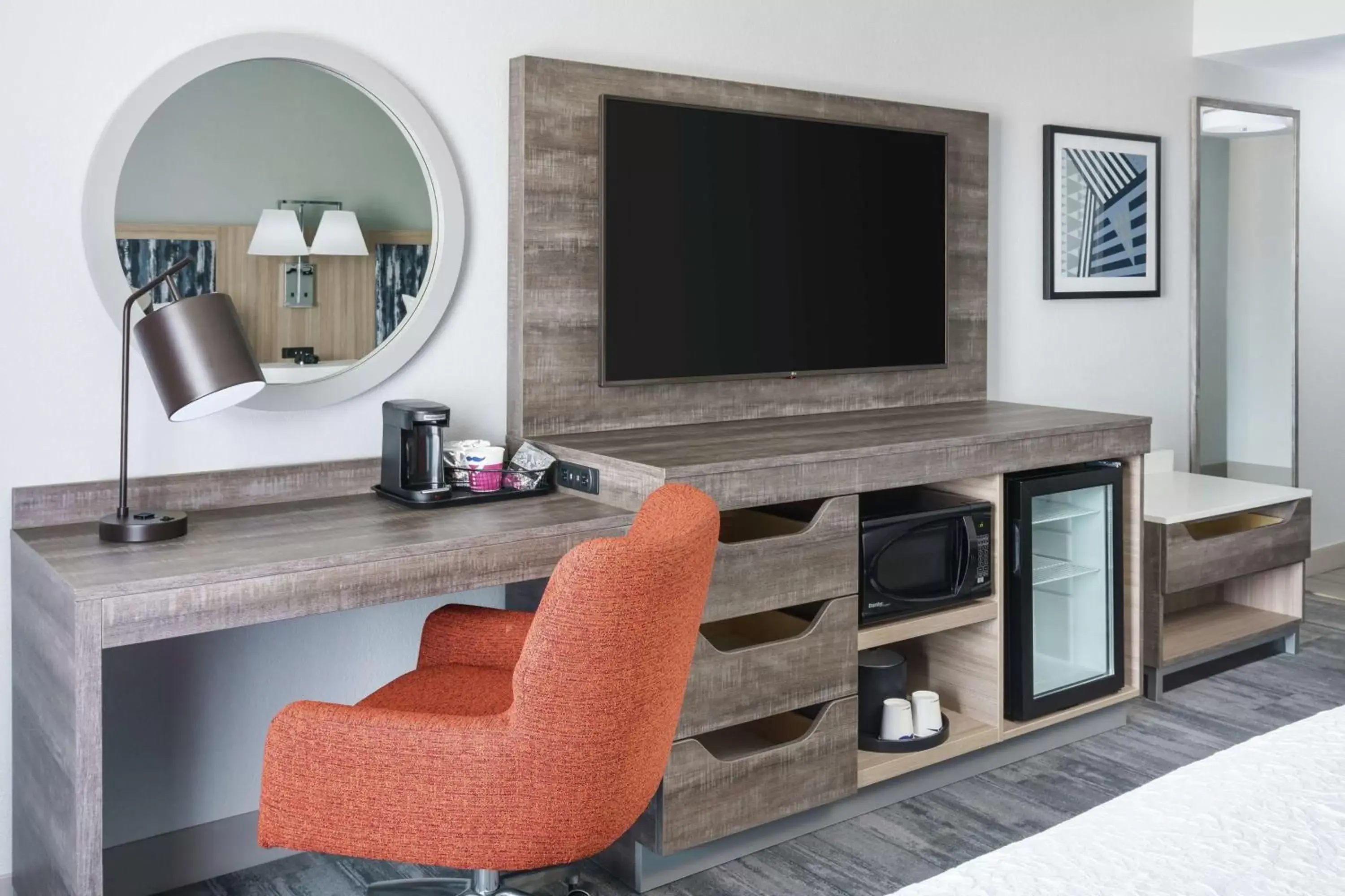 Bedroom, TV/Entertainment Center in Hampton Inn & Suites Tampa Ybor City Downtown