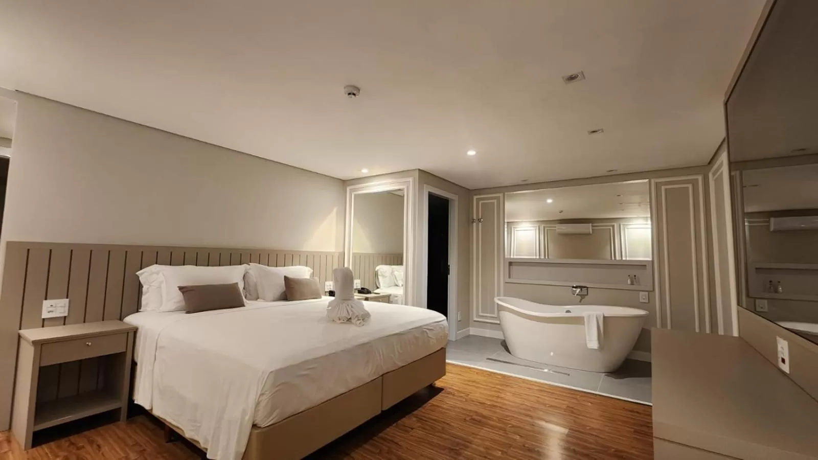 Bed in Del Rey Quality Hotel