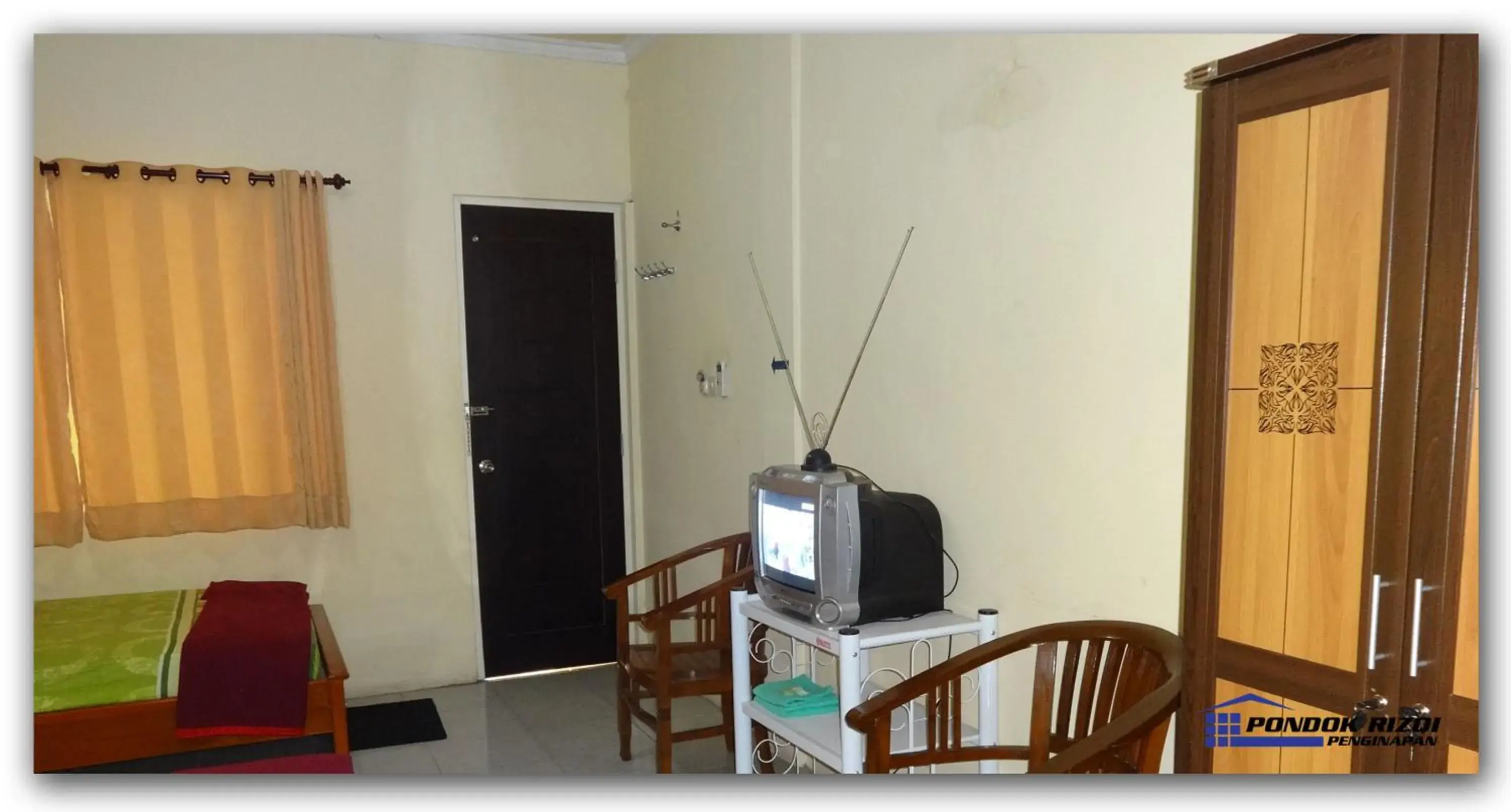 Bedroom, TV/Entertainment Center in Penginapan Pondok Rizqi