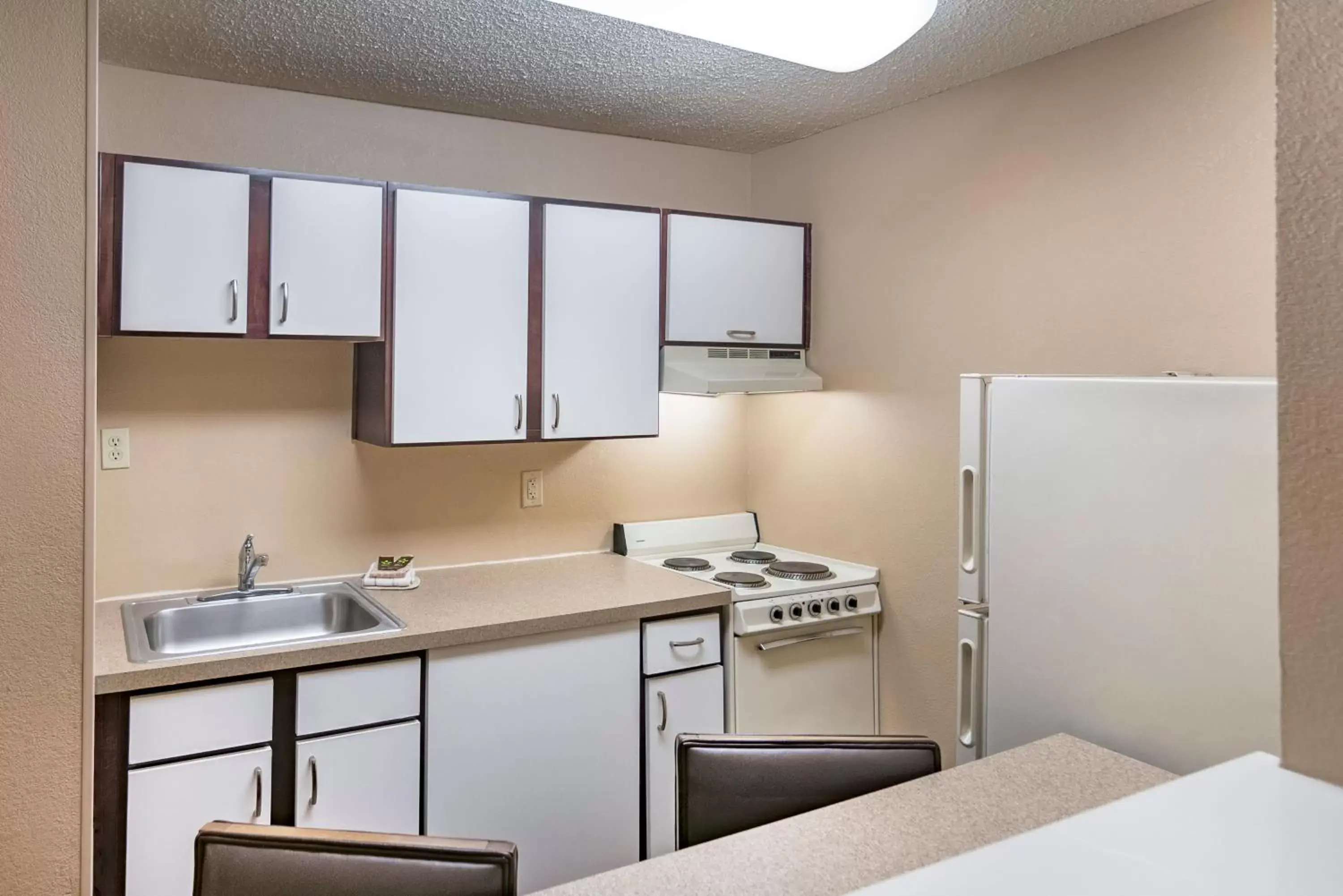 Kitchen or kitchenette, Kitchen/Kitchenette in Extended Stay America Suites - Oklahoma City - Northwest