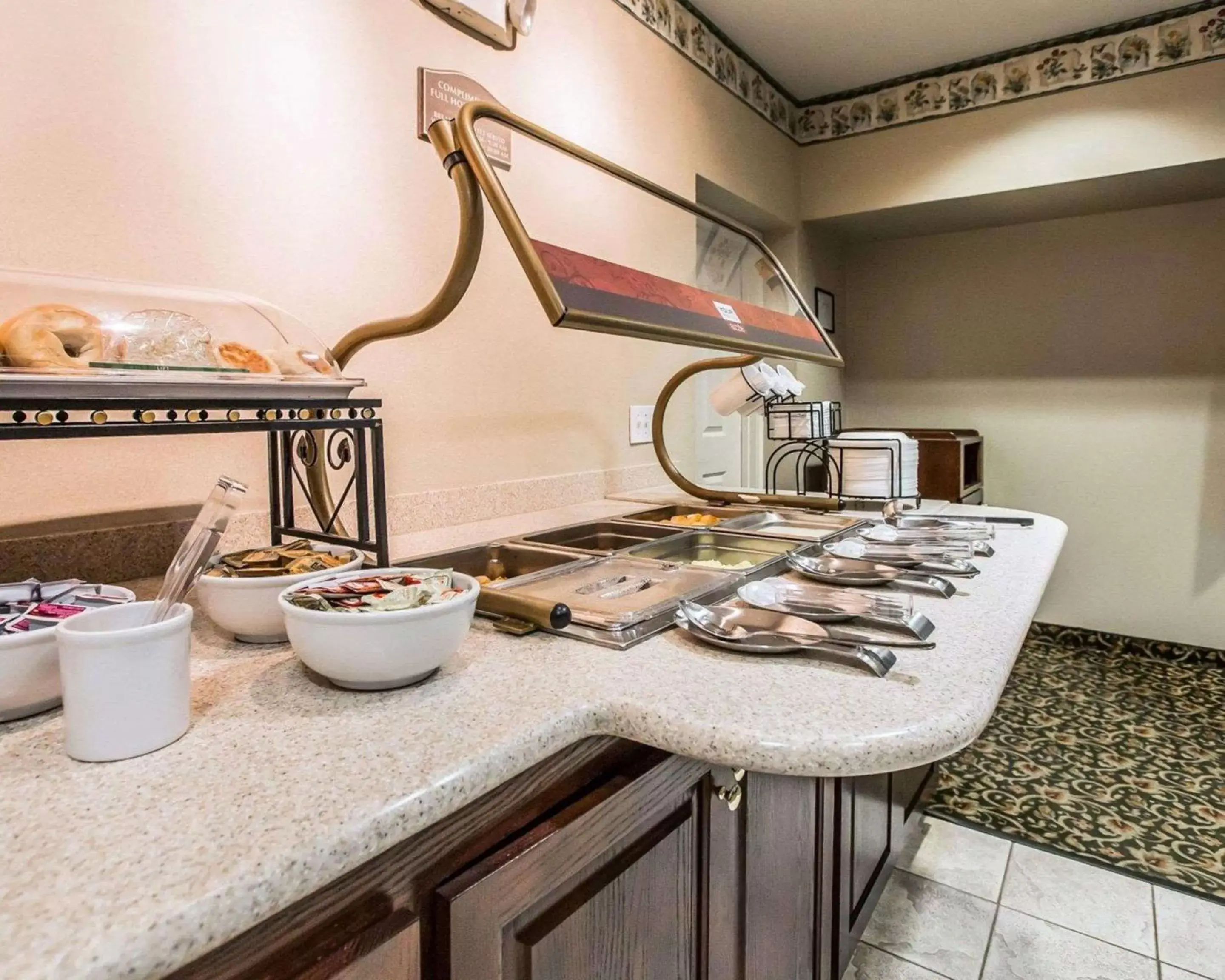Restaurant/places to eat, Kitchen/Kitchenette in Quality Inn & Suites Dixon near I-88